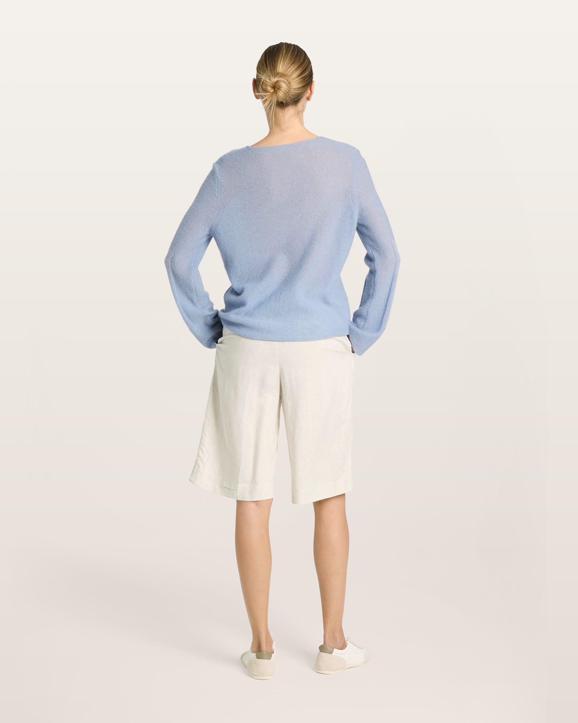 Damen Pullover aus 75 % Kaschmir und 25 % Seide in sky blue (blau) – leicht und luftig, links gestrickter Pullover in relaxter, figurbetonter Passform mit V-Ausschnitt, klassischer Schulterform sowie langen, schmalen Ärmeln mit dekorativ eingestrickten Ellenbogen-Patches