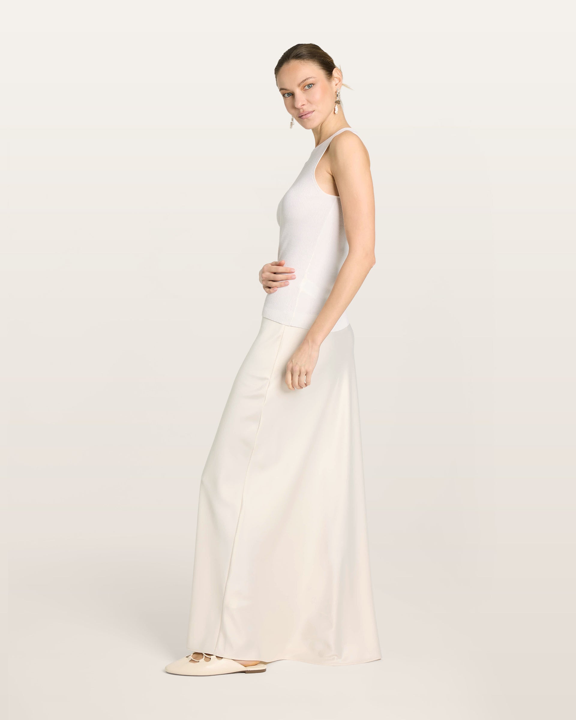 Damen Top in white (weiß) aus 100 % Extra Fine Merino – feiner Rippstrick, sehr elastisch, figurbetonter Schnitt, Rundhalsausschnitt und klassische Schulterform