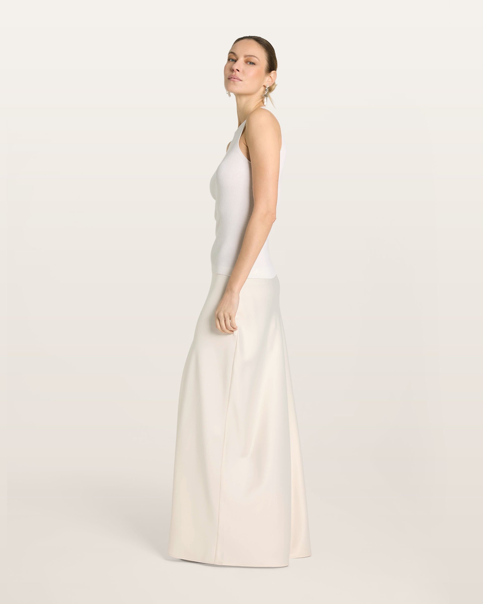 Damen Top in white (weiß) aus 100 % Extra Fine Merino – feiner Rippstrick, sehr elastisch, figurbetonter Schnitt, Rundhalsausschnitt und klassische Schulterform