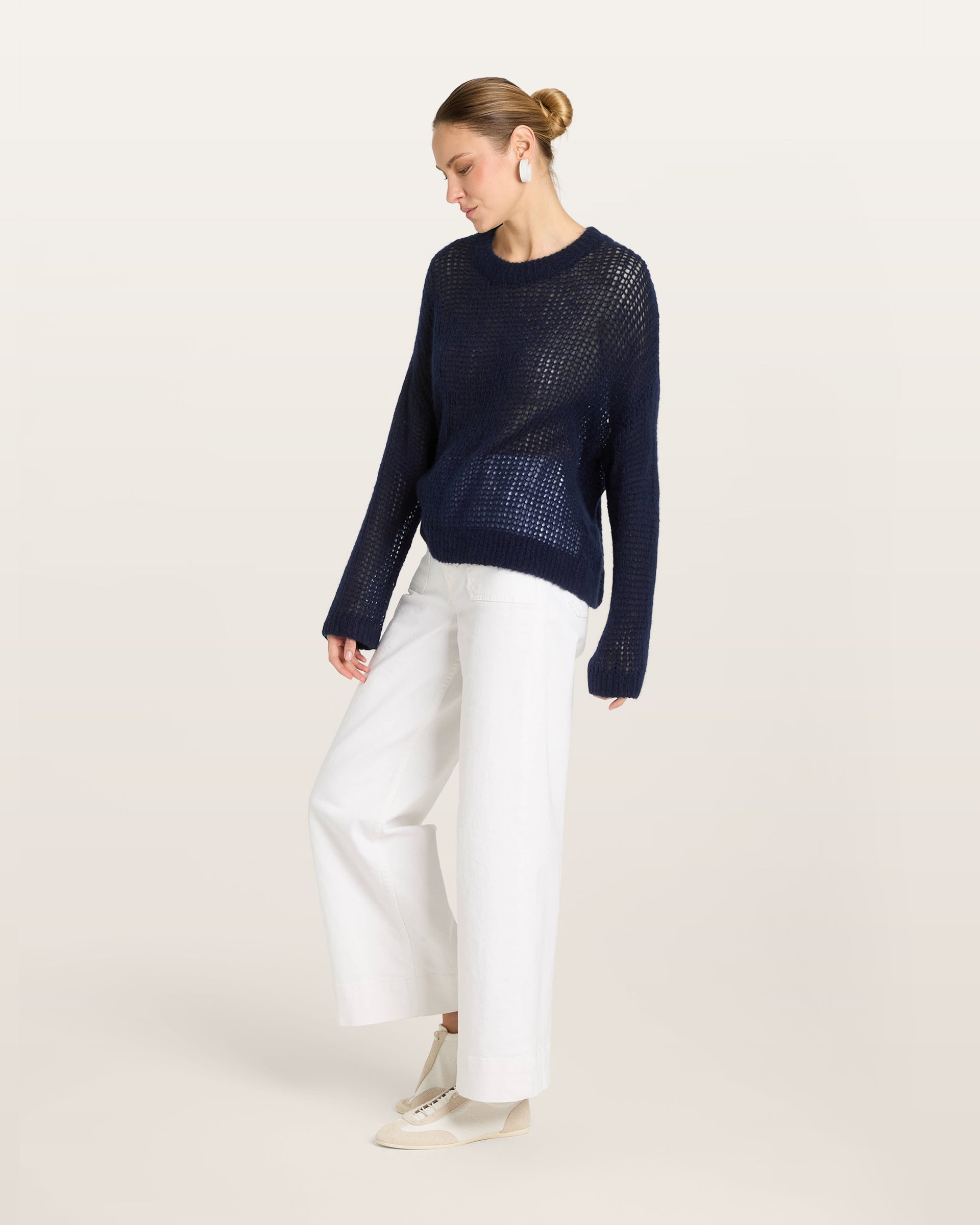 Damen Pullover in french navy (dunkelblau) aus Kaschmir-Seide – grob und locker gestrickt, transparent, oversized Passform, Rundhalsausschnitt mit Rippkragen, überschnittene Schultern, lange weite Ärmel und Rippbündchen an Ärmeln und Saum