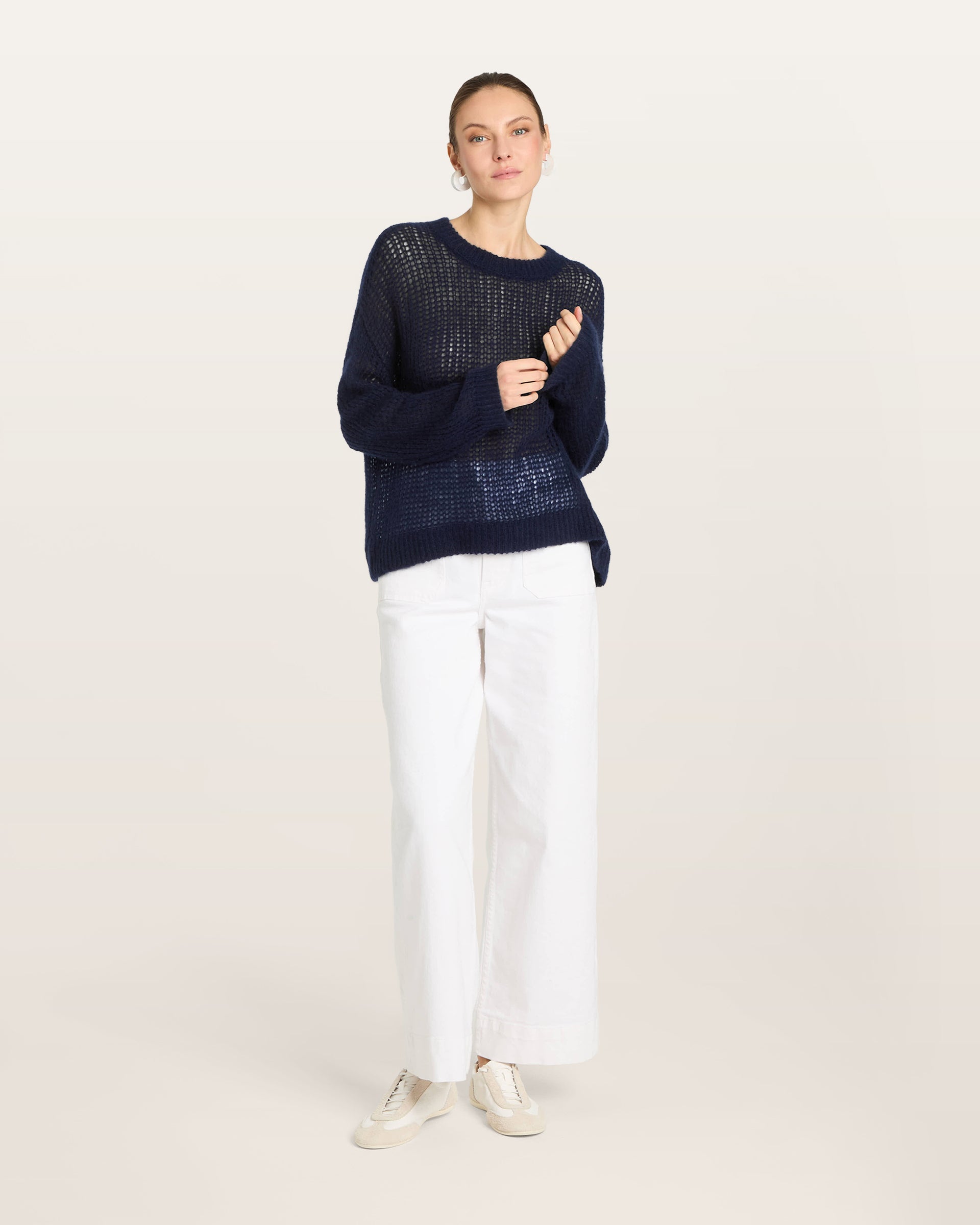 Damen Pullover in french navy (dunkelblau) aus Kaschmir-Seide – grob und locker gestrickt, transparent, oversized Passform, Rundhalsausschnitt mit Rippkragen, überschnittene Schultern, lange weite Ärmel und Rippbündchen an Ärmeln und Saum