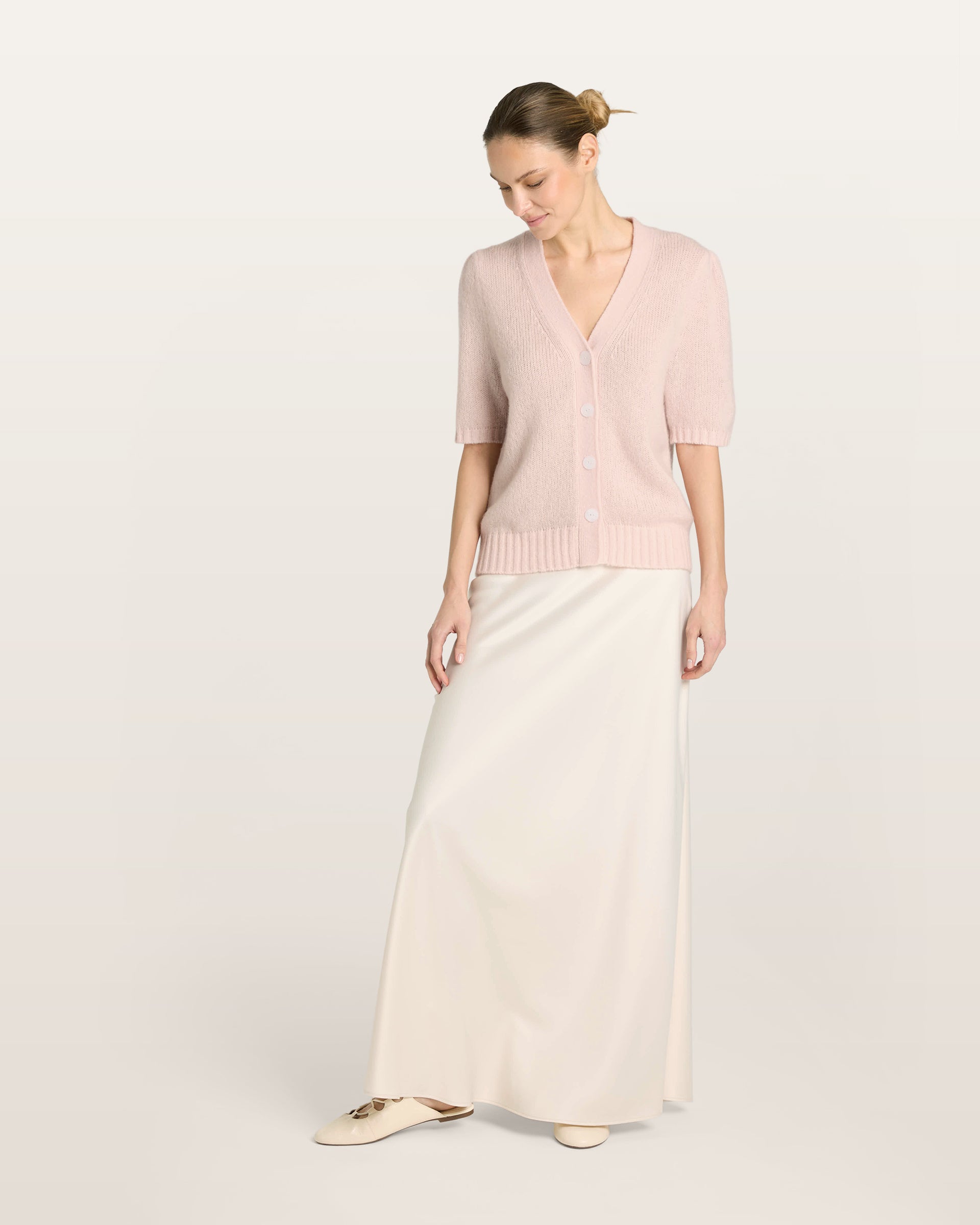 Damen Kurzarm-Jacket aus 75 % Kaschmir und 25 % Seide in cherry blossom (hellorange) – mittelschwerer, glatt gestrickter Style in körperbetonter Passform mit Knopfleiste aus Kunststoff, klassischer Schulter, leichten Puff-Halbärmeln sowie Rippbündchen und hohem Ripp-Saum