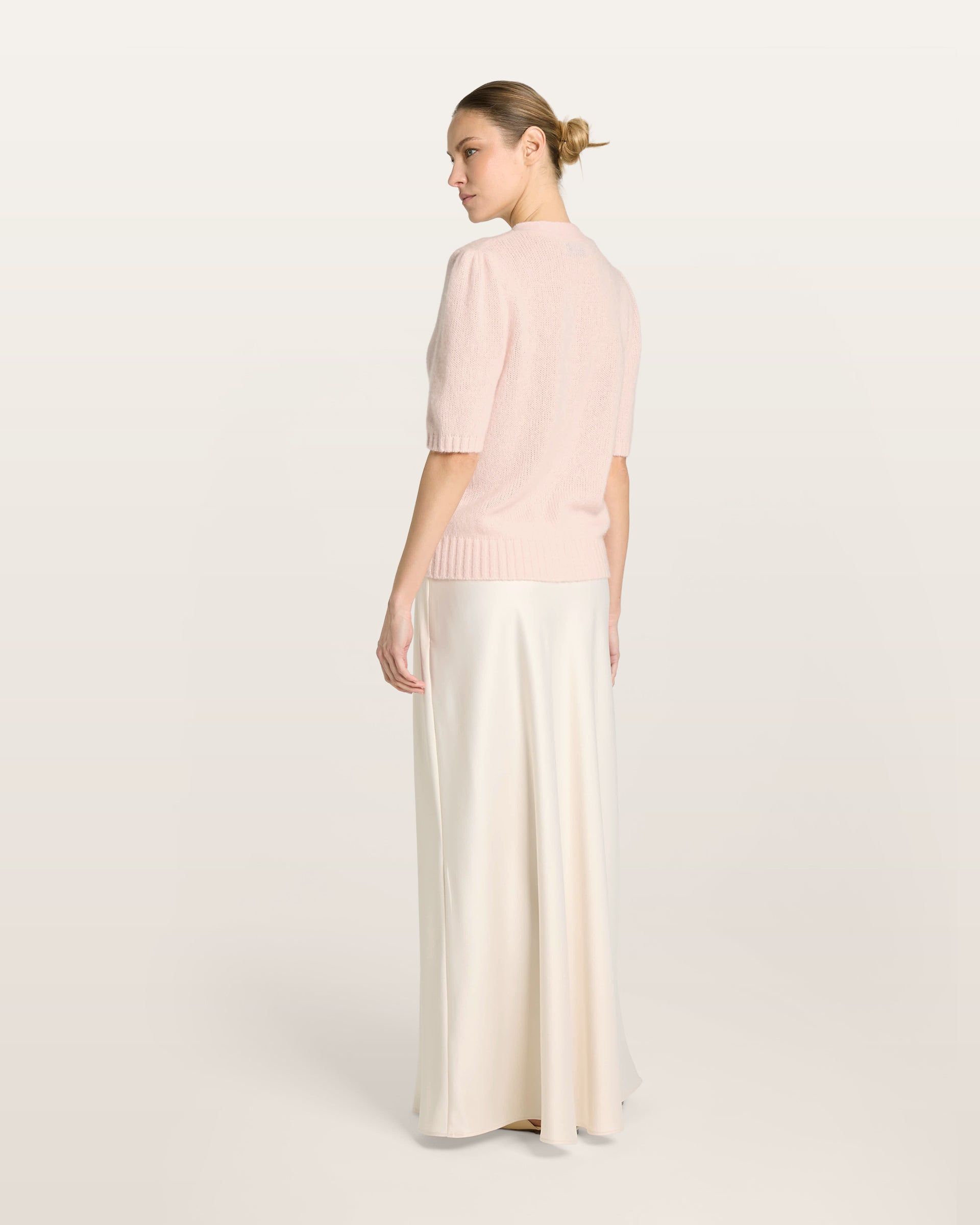 Damen Kurzarm-Jacket aus 75 % Kaschmir und 25 % Seide in cherry blossom (hellorange) – mittelschwerer, glatt gestrickter Style in körperbetonter Passform mit Knopfleiste aus Kunststoff, klassischer Schulter, leichten Puff-Halbärmeln sowie Rippbündchen und hohem Ripp-Saum