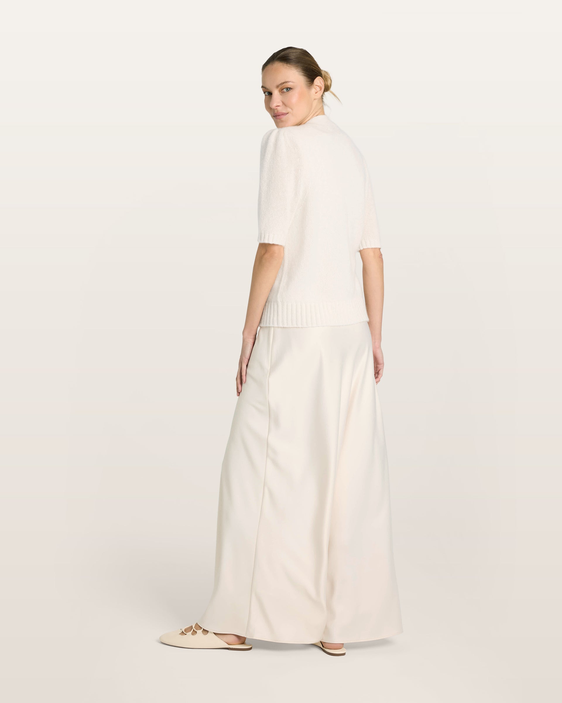 Damen Kurzarm-Jacket aus 75 % Kaschmir und 25 % Seide in ivory (cremeweiß) – mittelschwerer, glatt gestrickter Style in körperbetonter Passform mit Knopfleiste aus Kunststoff, klassischer Schulter, leichten Puff-Halbärmeln sowie Rippbündchen und hohem Ripp-Saum