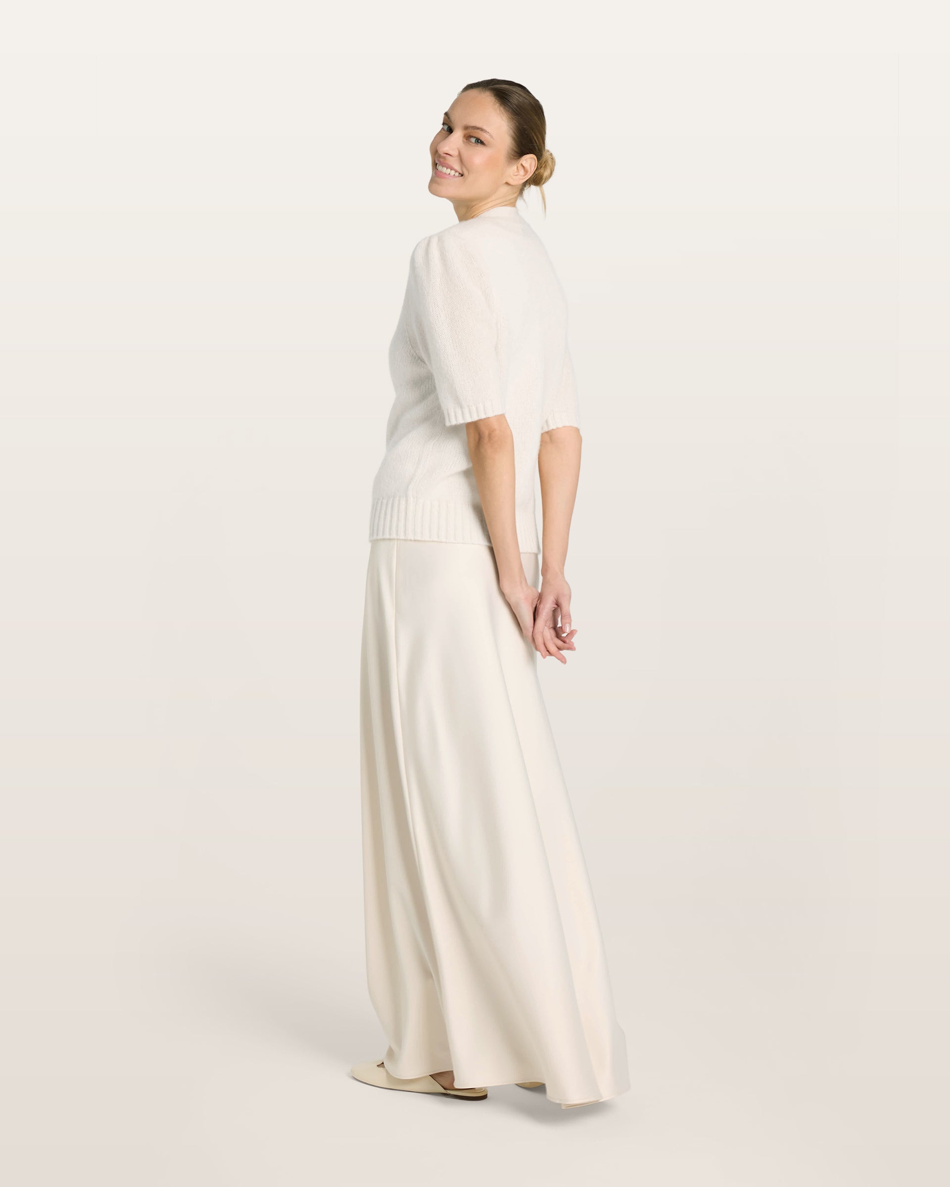 Damen Kurzarm-Jacket aus 75 % Kaschmir und 25 % Seide in ivory (cremeweiß) – mittelschwerer, glatt gestrickter Style in körperbetonter Passform mit Knopfleiste aus Kunststoff, klassischer Schulter, leichten Puff-Halbärmeln sowie Rippbündchen und hohem Ripp-Saum