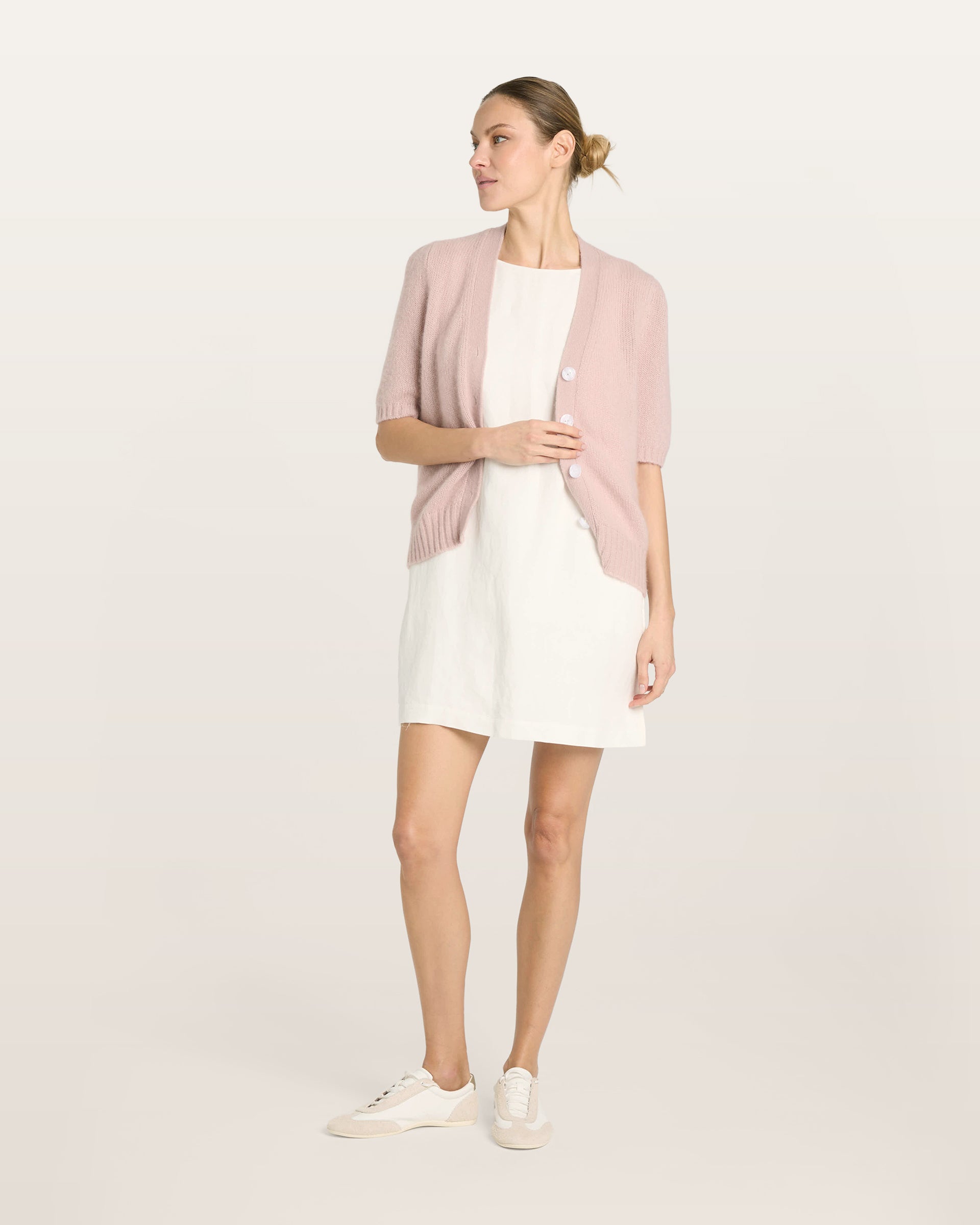 Damen Kurzarm-Jacket aus 75 % Kaschmir und 25 % Seide in pinkish grey (rosa) – mittelschwerer, glatt gestrickter Style in körperbetonter Passform mit Knopfleiste aus Kunststoff, klassischer Schulter, leichten Puff-Halbärmeln sowie Rippbündchen und hohem Ripp-Saum