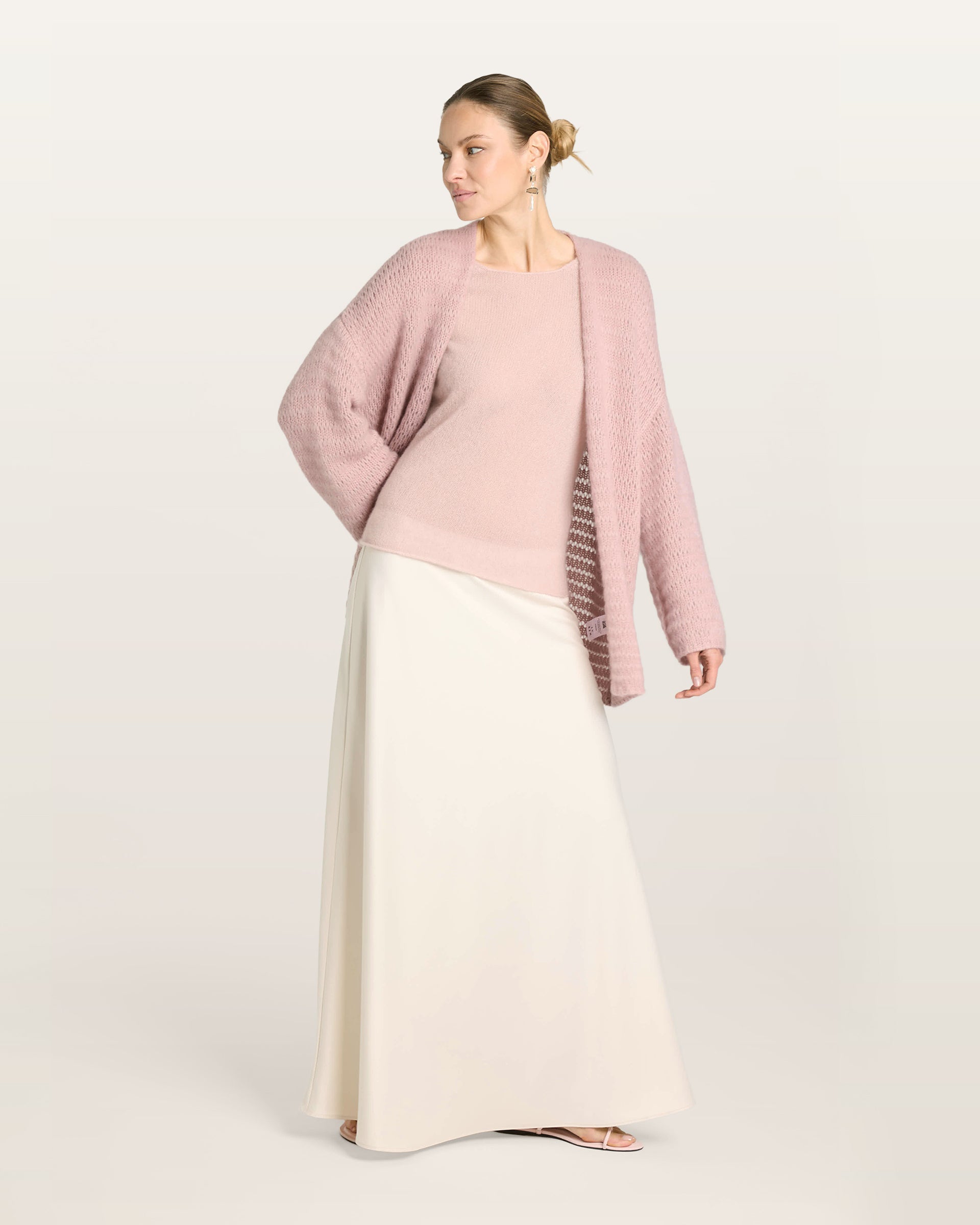 Damen Jacket in pinkish grey (rosa) aus Kaschmir-Seide – grob gestrickt mit glatten Streifen, langer Style, oversized Passform, überschnittene Schultern, lange weite Ärmel sowie kleine Rippbündchen an Ärmeln und Saum