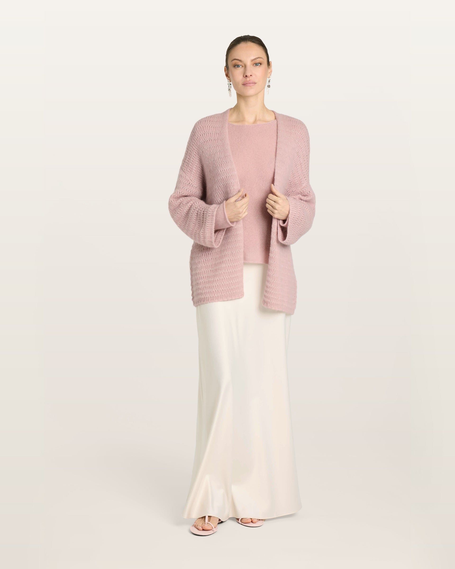 Damen Jacket in pinkish grey (rosa) aus Kaschmir-Seide – grob gestrickt mit glatten Streifen, langer Style, oversized Passform, überschnittene Schultern, lange weite Ärmel sowie kleine Rippbündchen an Ärmeln und Saum