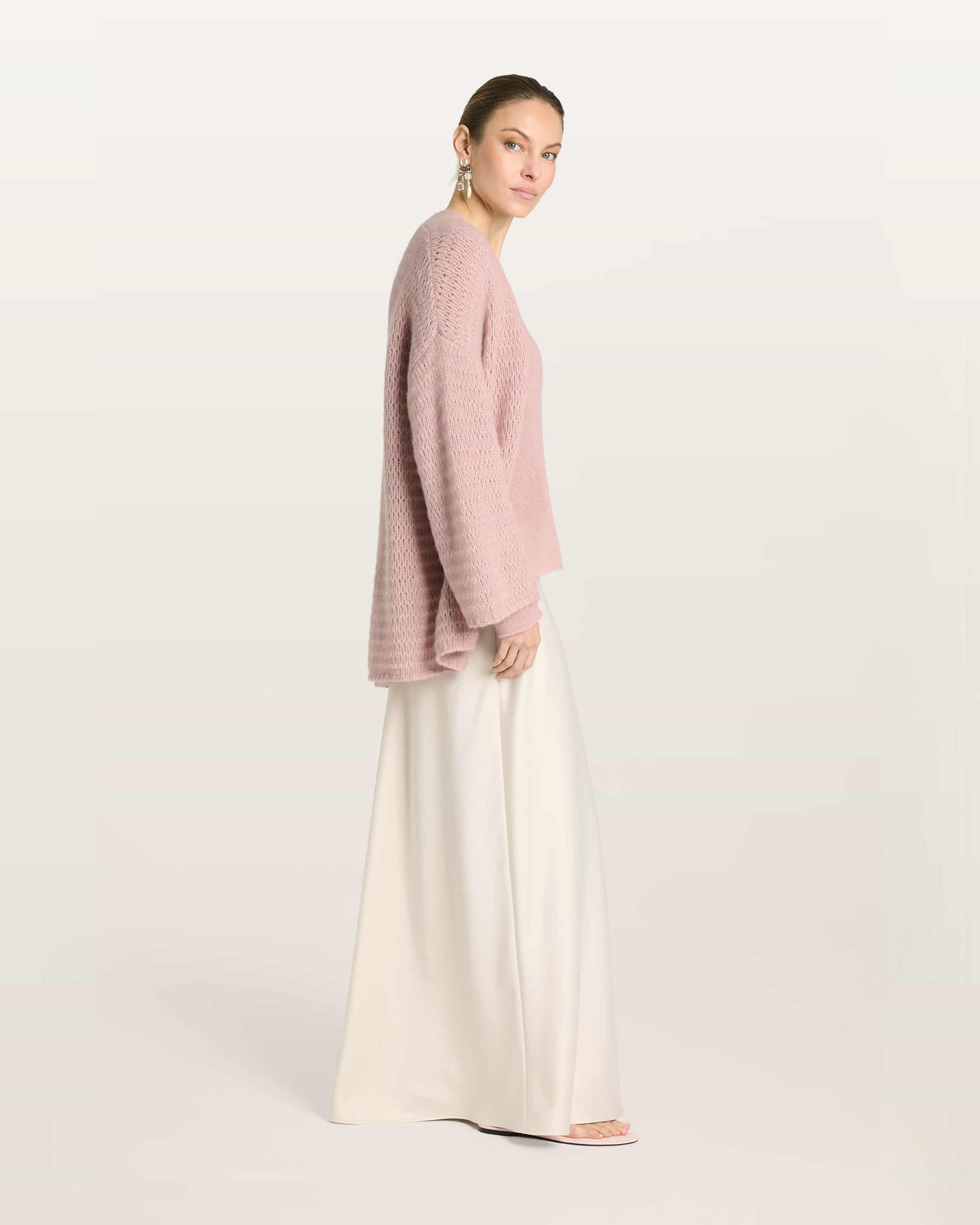 Damen Jacket in pinkish grey (rosa) aus Kaschmir-Seide – grob gestrickt mit glatten Streifen, langer Style, oversized Passform, überschnittene Schultern, lange weite Ärmel sowie kleine Rippbündchen an Ärmeln und Saum