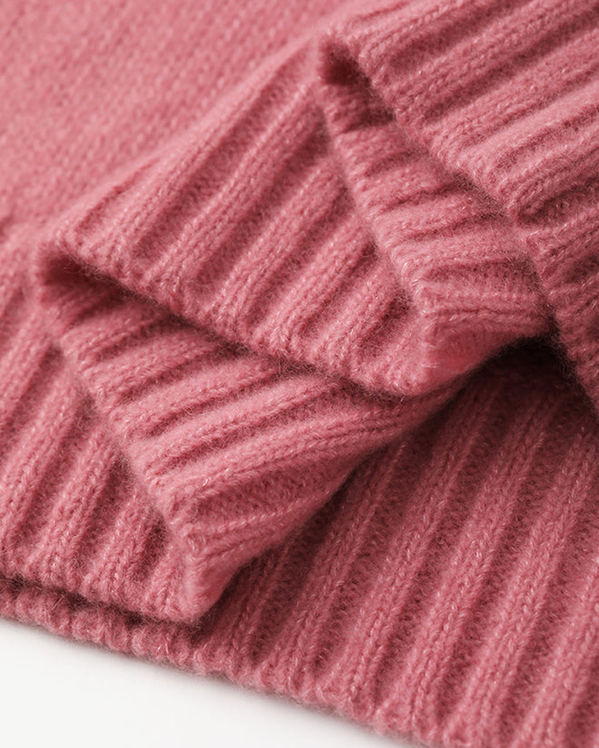 Damen Pullover aus 75 % Kaschmir und 25 % Seide in Sienna – glatt gestrickter Pullover in mittelschwerer Qualität mit langer, relaxter Passform, die zum Saum hin leicht ausgestellt ist. Das Modell verfügt über einen Stehkragen in Rippstruktur, Raglanschultern sowie lange, schmale Ärmel. Hohe Ärmelbündchen und der Saum sind in Rippstruktur gearbeitet und verleihen dem Pullover eine moderne, elegante Silhouette.