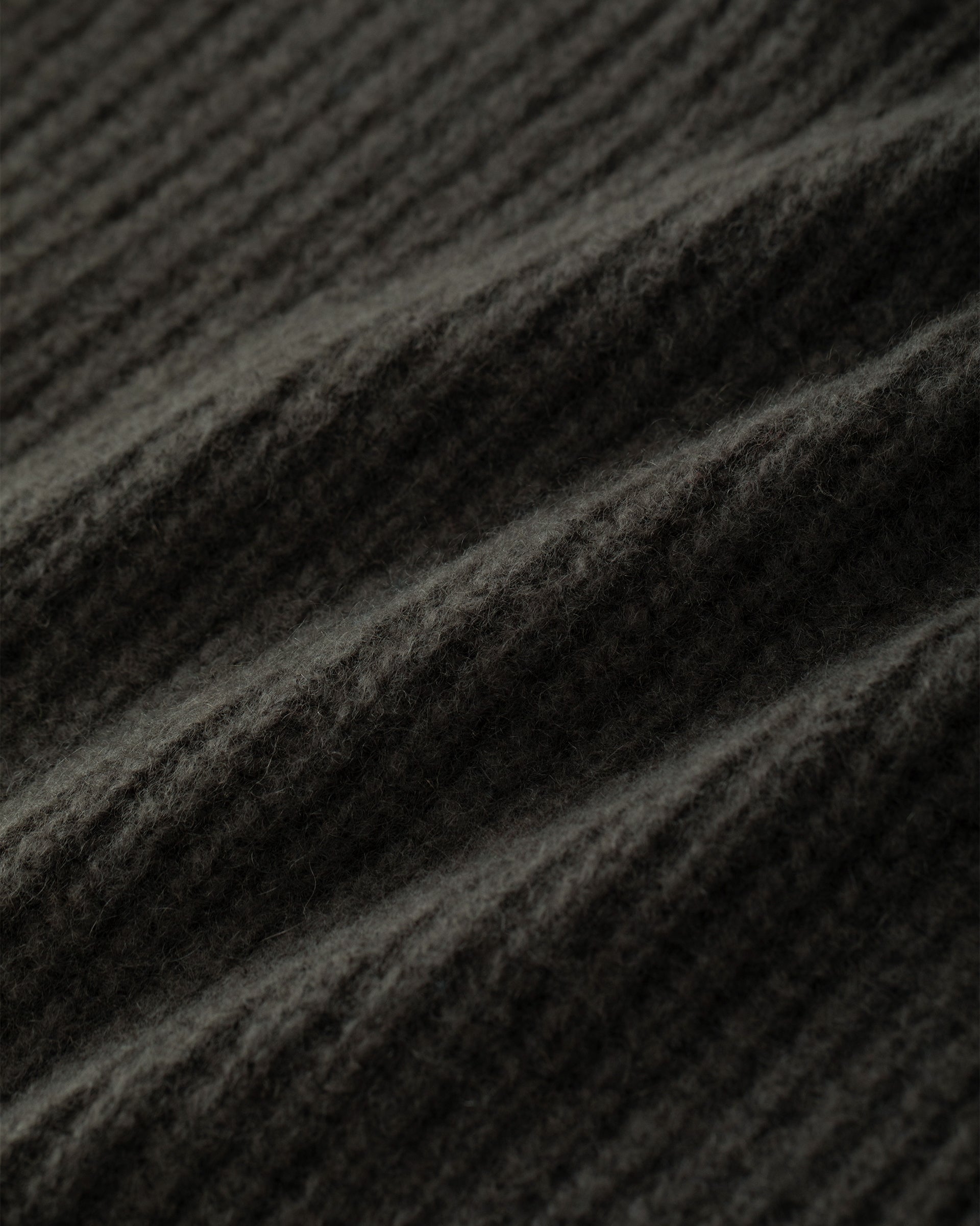 Damen Poncho aus 75 % Kaschmir und 25 % Seide in Black Forest – vielseitig tragbarer Poncho in grober Halbpatent-Strickstruktur mit breitem Kragen im Halbpatent-Strickmuster. Das zeitlose Design überzeugt durch seine moderne Silhouette und vielfältige Stylingmöglichkeiten.