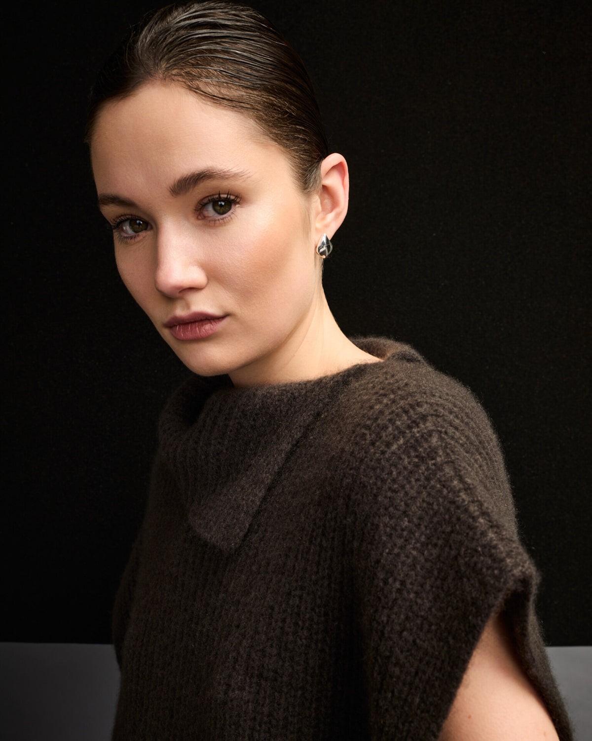 Damen Poncho aus 75 % Kaschmir und 25 % Seide in Black Forest – vielseitig tragbarer Poncho in grober Halbpatent-Strickstruktur mit breitem Kragen im Halbpatent-Strickmuster. Das zeitlose Design überzeugt durch seine moderne Silhouette und vielfältige Stylingmöglichkeiten.