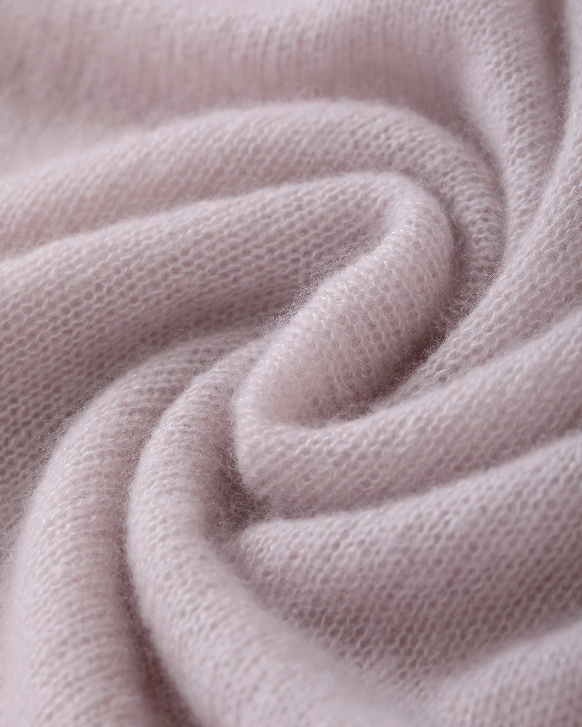 Damen Pullover in pinkish grey (rosa) aus Kaschmir-Seide – glatt und luftig gestrickt, mit großem Rundhalsausschnitt, langen schmalen Ärmeln und relaxter Passform