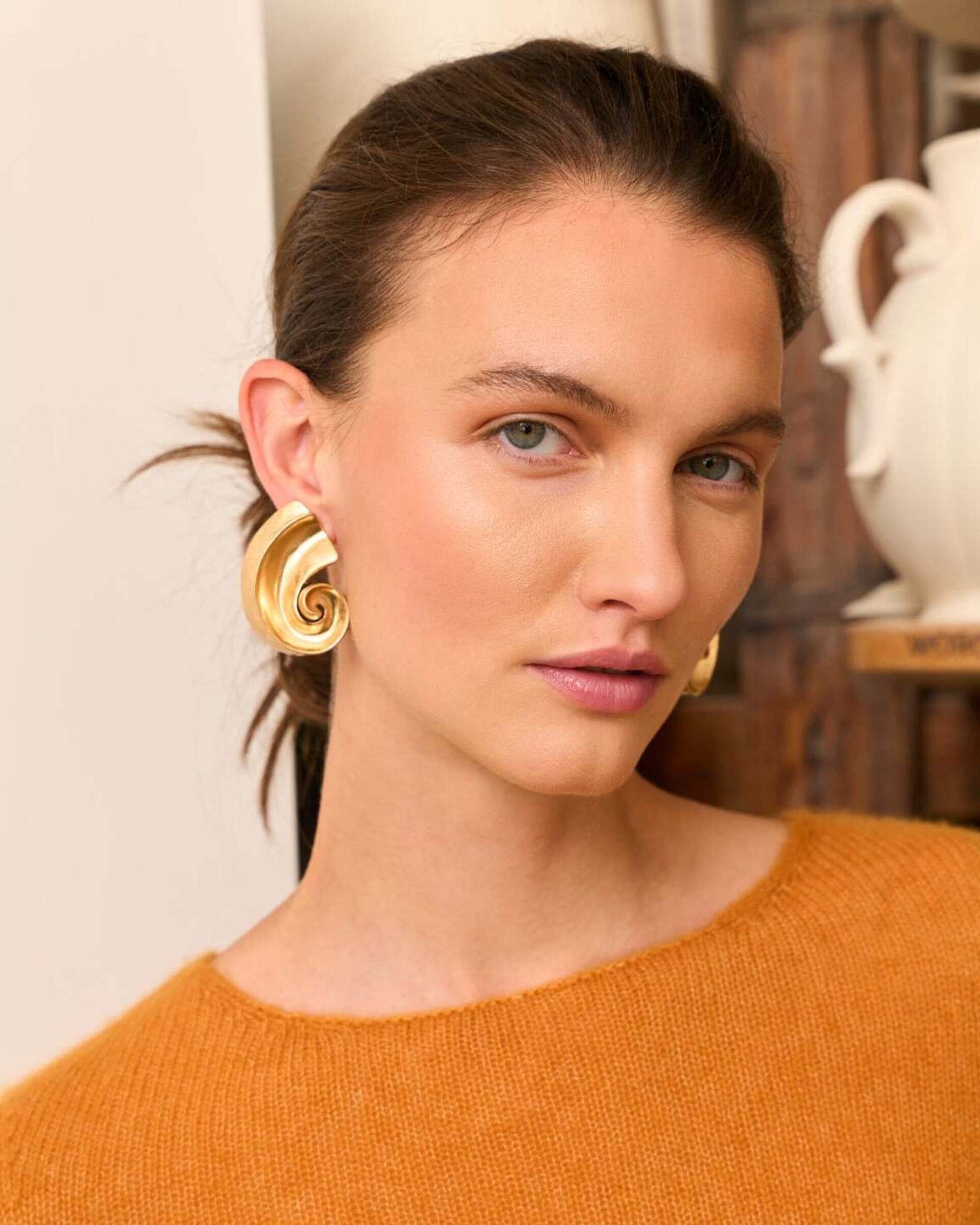 Damen Pullover in desert sun (ocker) aus Kaschmir-Seide – glatt und luftig gestrickt, mit großem Rundhalsausschnitt, langen schmalen Ärmeln und relaxter Passform