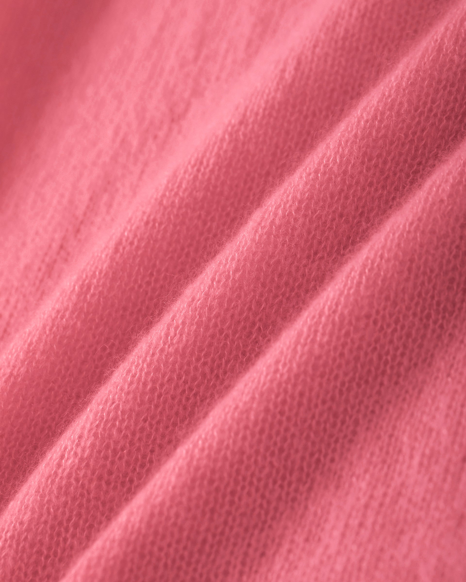 Damen Pullover in cerise (pink) aus Kaschmir-Seide – glatt und luftig gestrickt, mit großem Rundhalsausschnitt, langen schmalen Ärmeln und relaxter Passform