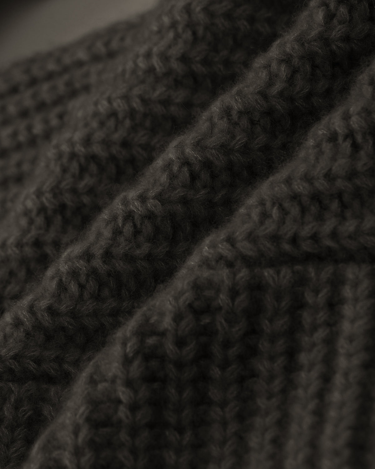 Damen Schal mit integrierter Mütze aus 75 % Kaschmir und 25 % Seide in Black Forest – vielseitiges Accessoire in grober Halbpatent-Strickstruktur. Das Modell vereint Mütze und Schal in einem und bietet durch die weiche Kaschmir-Seiden-Qualität angenehme Wärme sowie einen modernen, funktionalen Look.