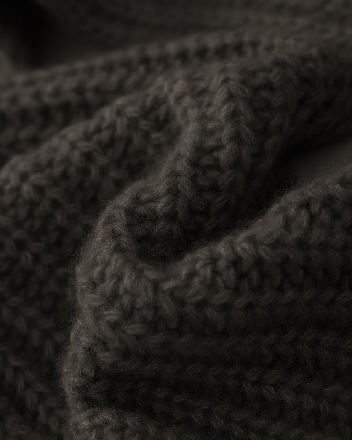 Damen Schal mit integrierter Mütze aus 75 % Kaschmir und 25 % Seide in Black Forest – vielseitiges Accessoire in grober Halbpatent-Strickstruktur. Das Modell vereint Mütze und Schal in einem und bietet durch die weiche Kaschmir-Seiden-Qualität angenehme Wärme sowie einen modernen, funktionalen Look.