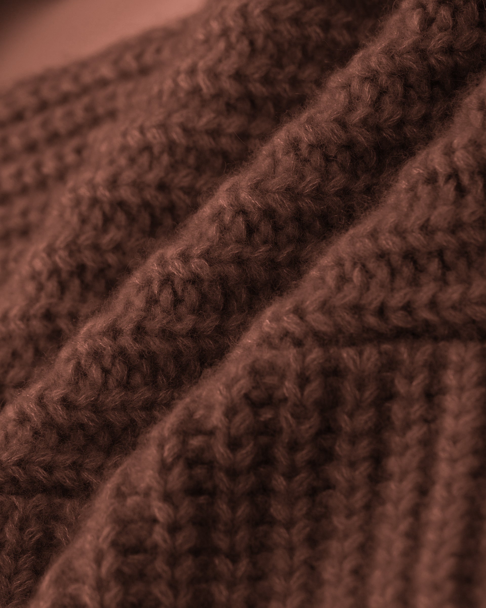 Damen Schal mit integrierter Mütze aus 75 % Kaschmir und 25 % Seide in Maple – vielseitiges Accessoire in grober Halbpatent-Strickstruktur. Das Modell vereint Mütze und Schal in einem und bietet durch die weiche Kaschmir-Seiden-Qualität angenehme Wärme sowie einen modernen, funktionalen Look.