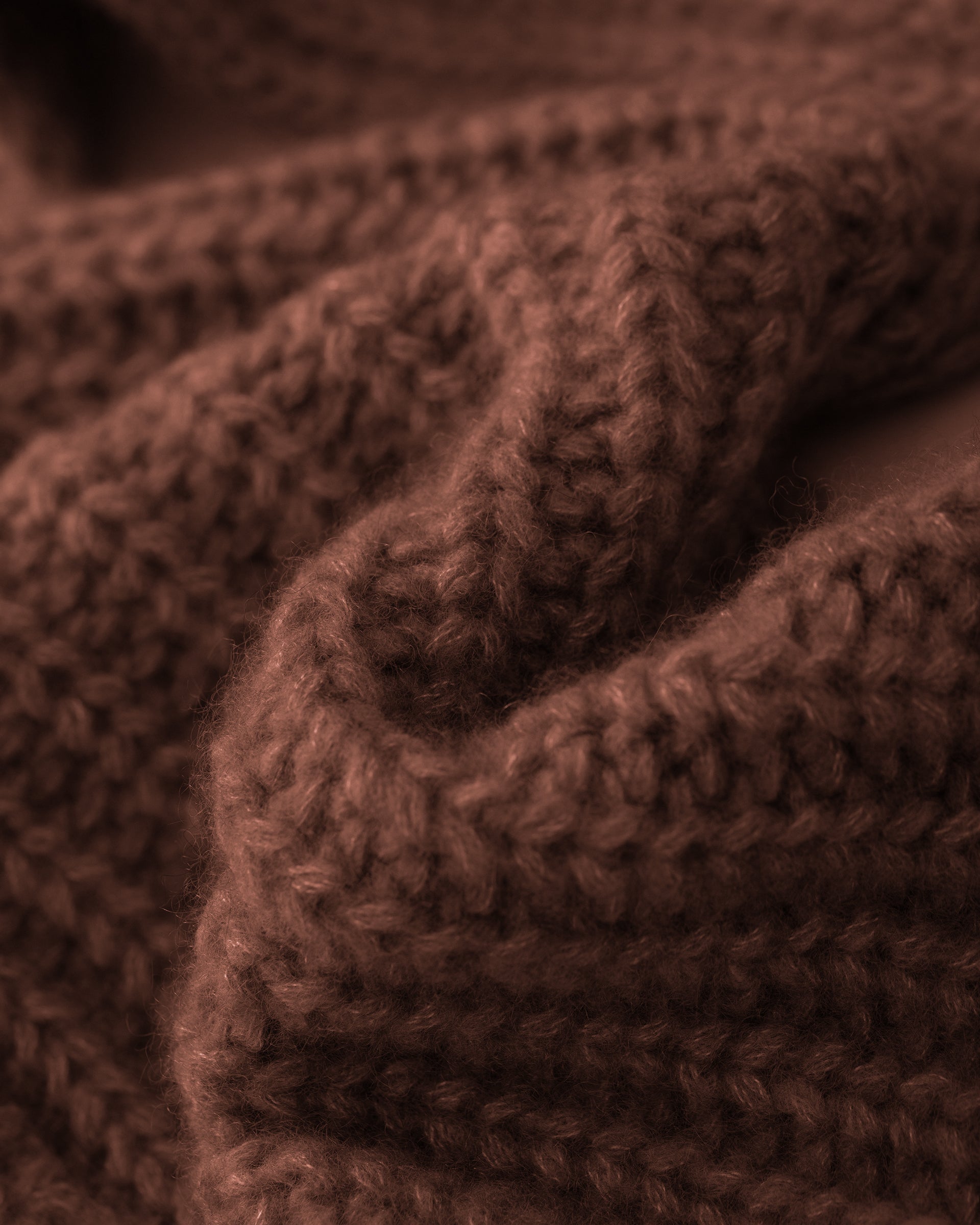 Damen Schal mit integrierter Mütze aus 75 % Kaschmir und 25 % Seide in Maple – vielseitiges Accessoire in grober Halbpatent-Strickstruktur. Das Modell vereint Mütze und Schal in einem und bietet durch die weiche Kaschmir-Seiden-Qualität angenehme Wärme sowie einen modernen, funktionalen Look.