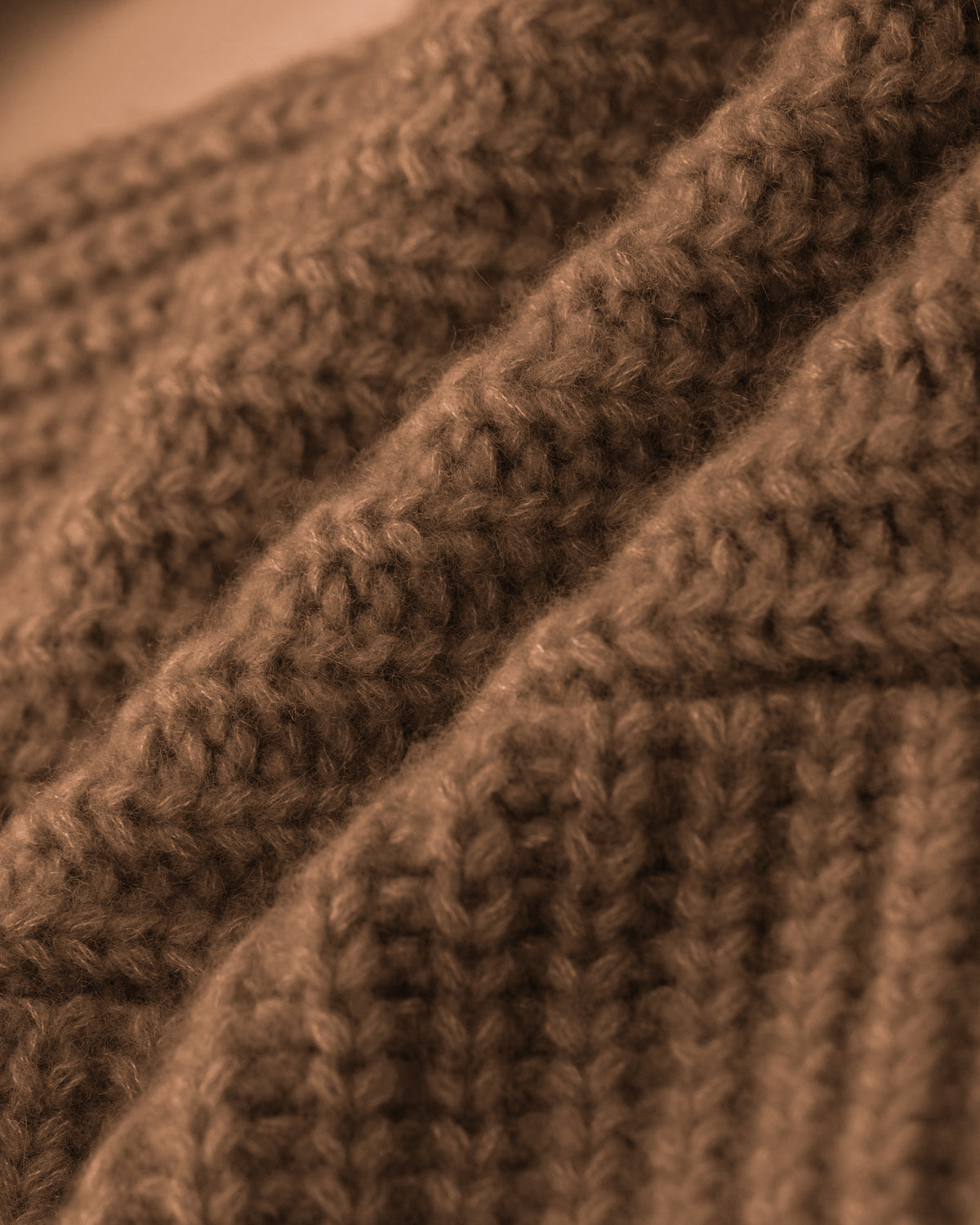 Damen Schal mit integrierter Mütze aus 75 % Kaschmir und 25 % Seide in Vintage Cocoa – vielseitiges Accessoire in grober Halbpatent-Strickstruktur. Das Modell vereint Mütze und Schal in einem und bietet durch die weiche Kaschmir-Seiden-Qualität angenehme Wärme sowie einen modernen, funktionalen Look.