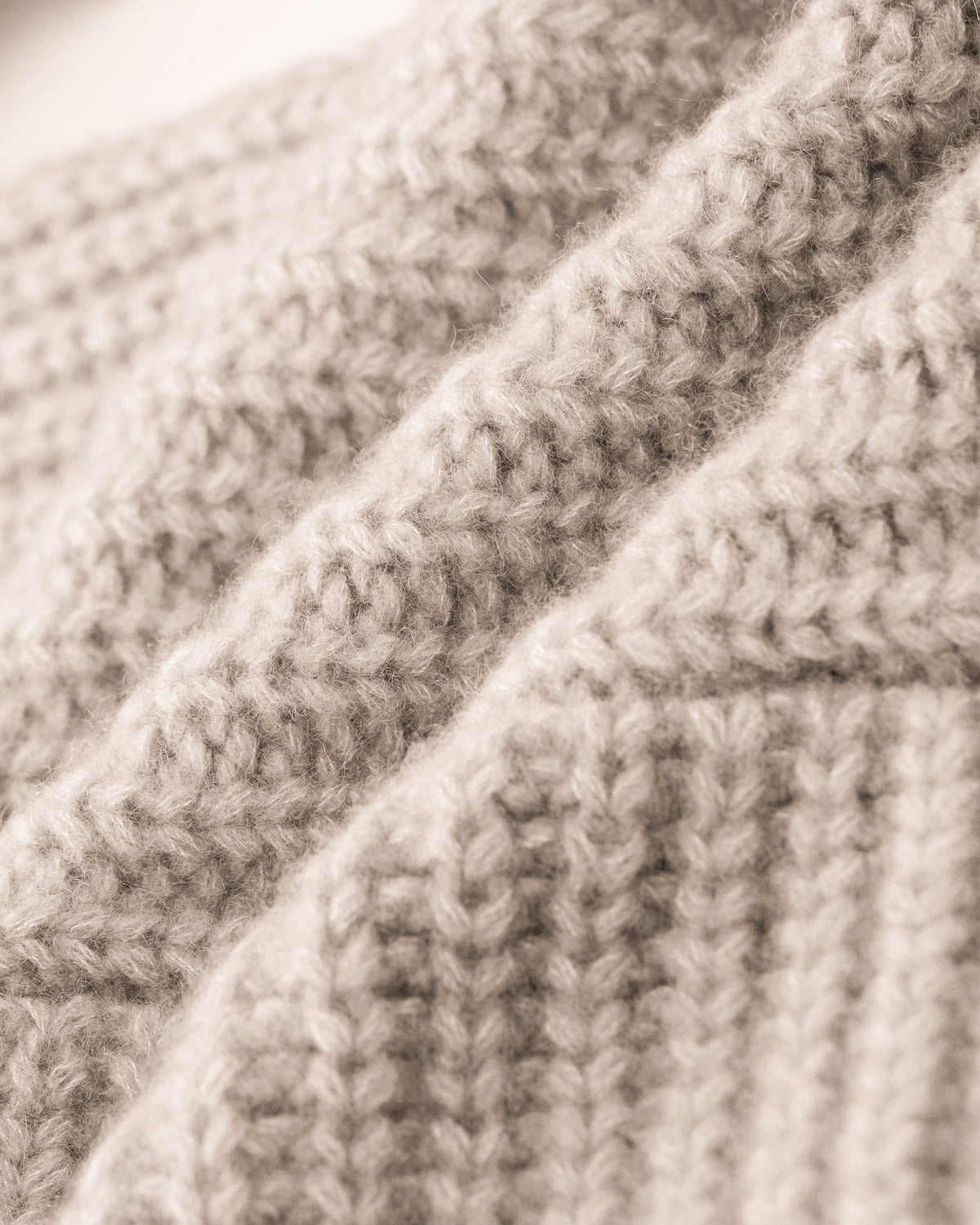 Damen Schal mit integrierter Mütze aus 75 % Kaschmir und 25 % Seide in Wheat – vielseitiges Accessoire in grober Halbpatent-Strickstruktur. Das Modell vereint Mütze und Schal in einem und bietet durch die weiche Kaschmir-Seiden-Qualität angenehme Wärme sowie einen modernen, funktionalen Look.