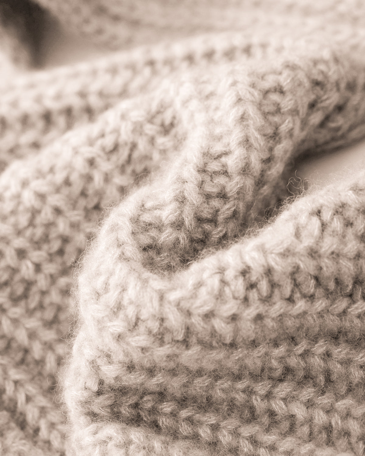 Damen Schal mit integrierter Mütze aus 75 % Kaschmir und 25 % Seide in Wheat – vielseitiges Accessoire in grober Halbpatent-Strickstruktur. Das Modell vereint Mütze und Schal in einem und bietet durch die weiche Kaschmir-Seiden-Qualität angenehme Wärme sowie einen modernen, funktionalen Look.