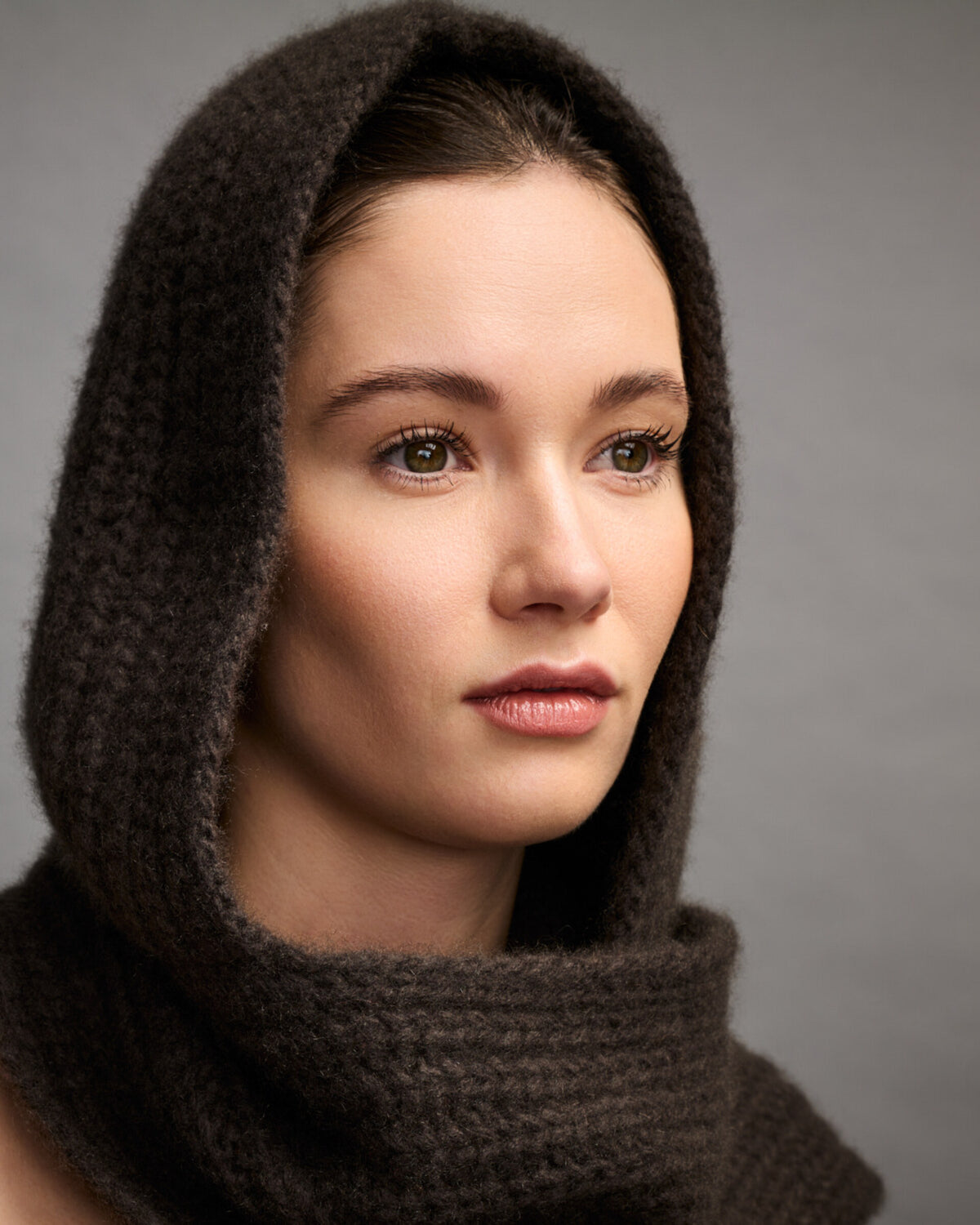 Damen Schal mit integrierter Mütze aus 75 % Kaschmir und 25 % Seide in Black Forest – vielseitiges Accessoire in grober Halbpatent-Strickstruktur. Das Modell vereint Mütze und Schal in einem und bietet durch die weiche Kaschmir-Seiden-Qualität angenehme Wärme sowie einen modernen, funktionalen Look.