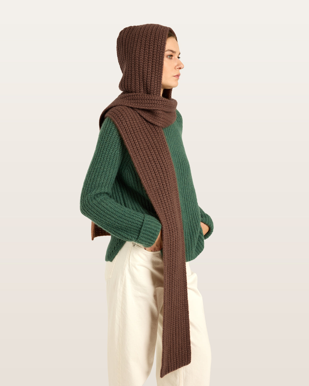 Damen Schal mit integrierter Mütze aus 75 % Kaschmir und 25 % Seide in Maple – vielseitiges Accessoire in grober Halbpatent-Strickstruktur. Das Modell vereint Mütze und Schal in einem und bietet durch die weiche Kaschmir-Seiden-Qualität angenehme Wärme sowie einen modernen, funktionalen Look.