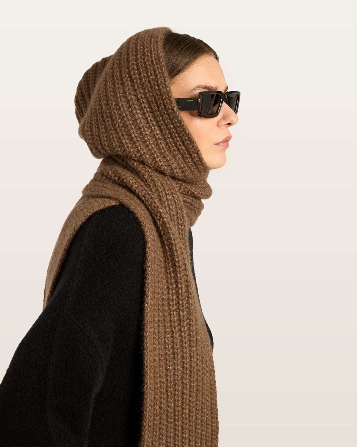 Damen Schal mit integrierter Mütze aus 75 % Kaschmir und 25 % Seide in Vintage Cocoa – vielseitiges Accessoire in grober Halbpatent-Strickstruktur. Das Modell vereint Mütze und Schal in einem und bietet durch die weiche Kaschmir-Seiden-Qualität angenehme Wärme sowie einen modernen, funktionalen Look.