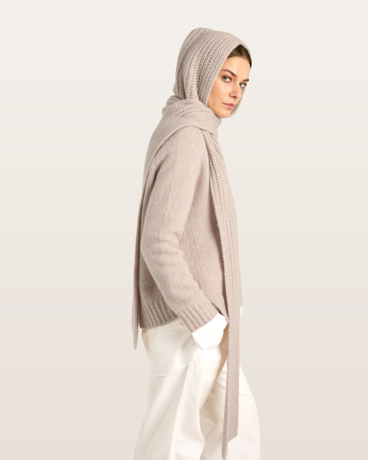 Damen Schal mit integrierter Mütze aus 75 % Kaschmir und 25 % Seide in Wheat – vielseitiges Accessoire in grober Halbpatent-Strickstruktur. Das Modell vereint Mütze und Schal in einem und bietet durch die weiche Kaschmir-Seiden-Qualität angenehme Wärme sowie einen modernen, funktionalen Look.