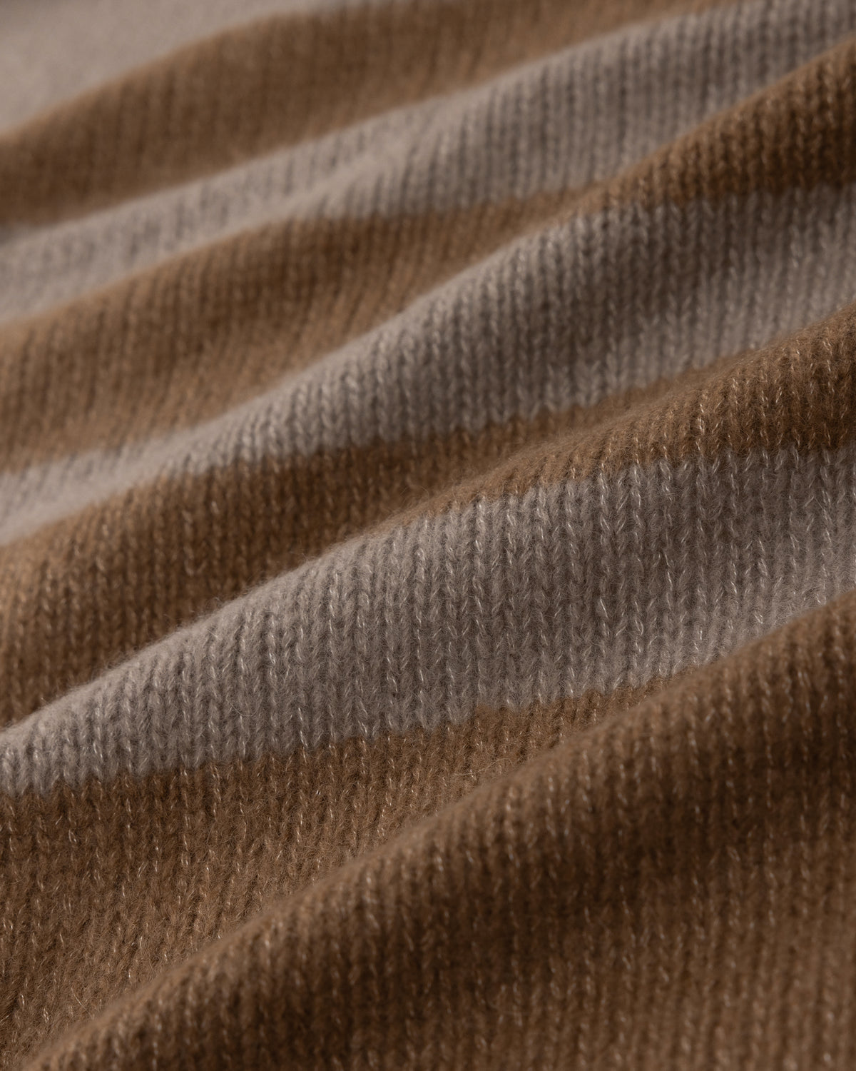 Damen Poncho aus 75 % Kaschmir und 25 % Seide in Cocoa Twine – Zweifarbiger Poncho mit Taschen an der Vorderseite.