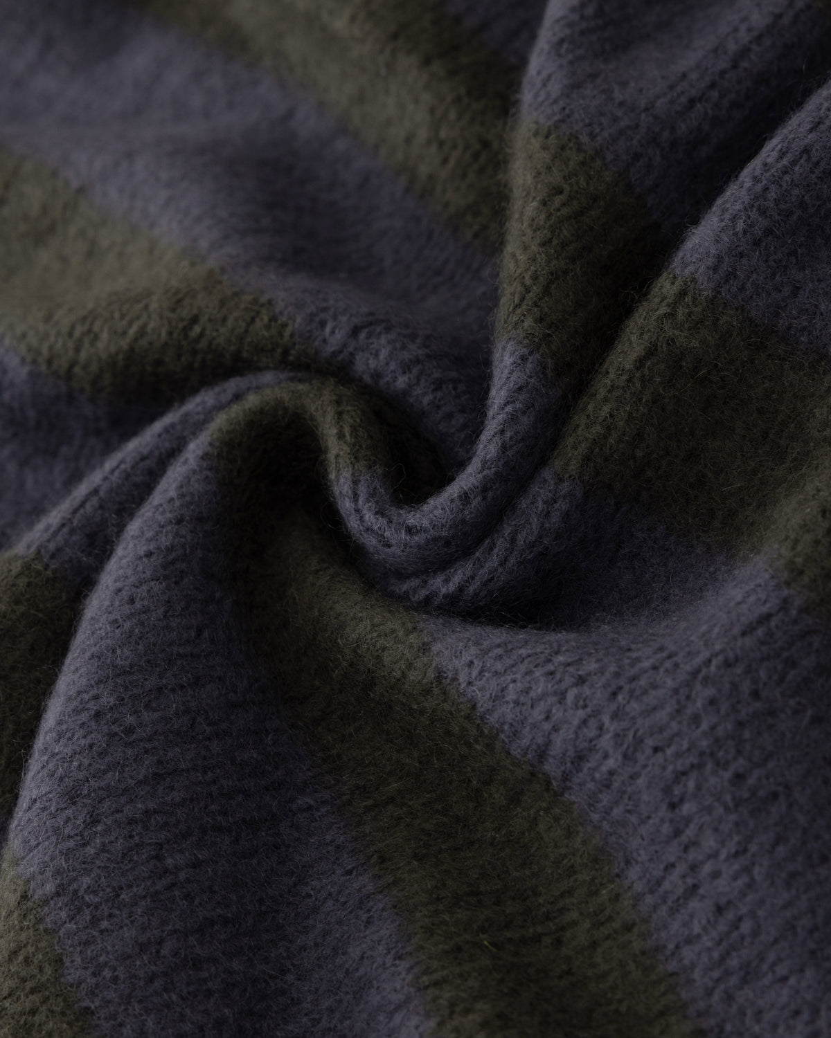 Damen Poncho aus 75 % Kaschmir und 25 % Seide in Forest Grey – Zweifarbiger Poncho mit Taschen an der Vorderseite.