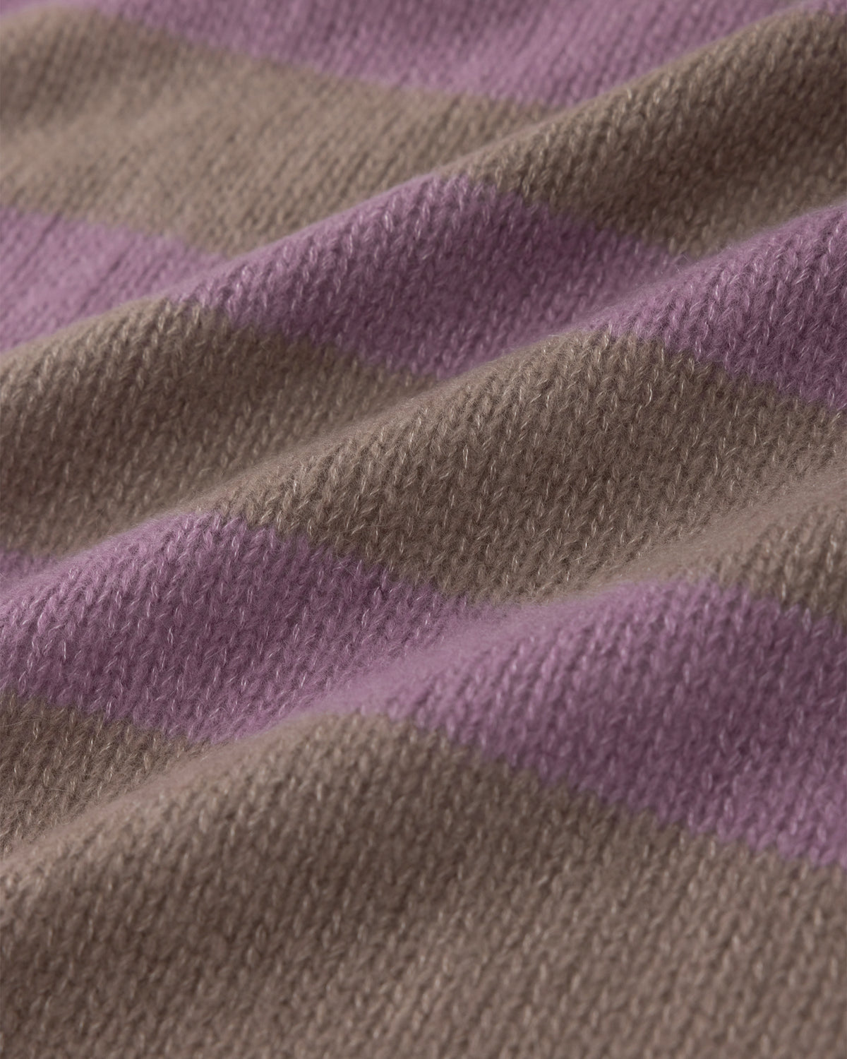 Damen Poncho aus 75 % Kaschmir und 25 % Seide in Twine Lilac – Zweifarbiger Poncho mit Taschen an der Vorderseite.