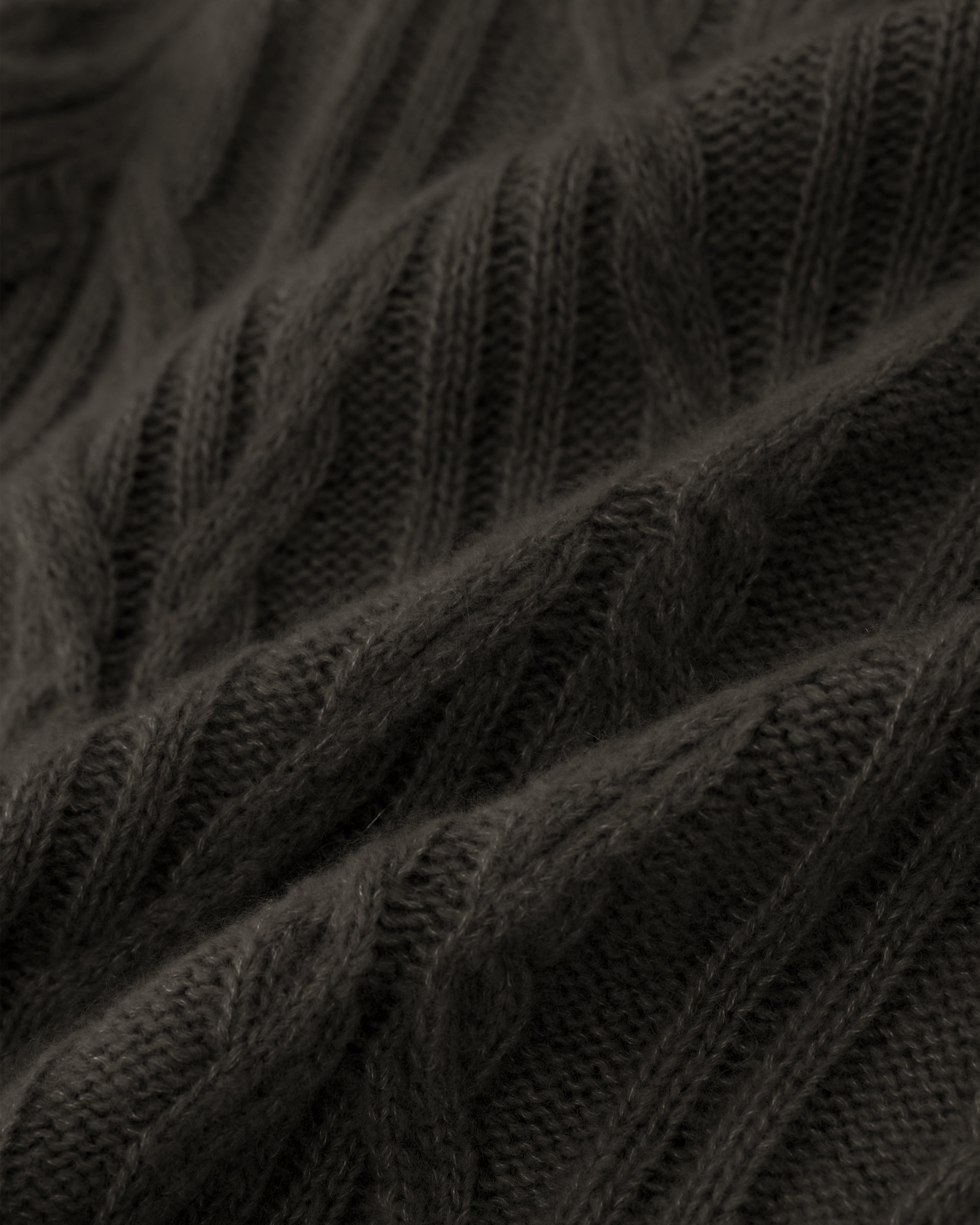 Damen Pullover aus 75 % Kaschmir und 25 % Seide in Black Forest – Pullover mit Zopfmuster in mittelschwerer Strickqualität und figurbetonter A-Linien-Passform, schmalem, hohem Kragen in Rippstruktur mit Rollkante sowie langen, relaxten Ärmeln. Das Modell verbindet markante Strickdetails mit einer femininen, leicht ausgestellten Silhouette.