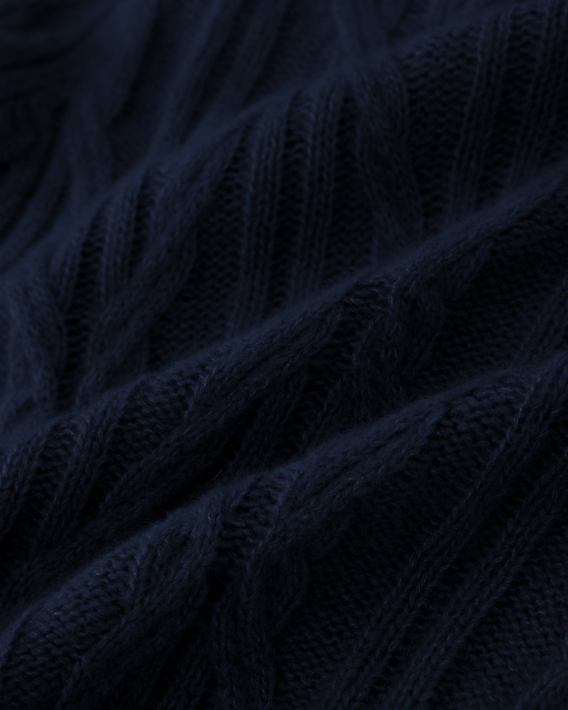 Damen Pullover aus 75 % Kaschmir und 25 % Seide in French Navy – Pullover mit Zopfmuster in mittelschwerer Strickqualität und figurbetonter A-Linien-Passform, schmalem, hohem Kragen in Rippstruktur mit Rollkante sowie langen, relaxten Ärmeln. Das Modell verbindet markante Strickdetails mit einer femininen, leicht ausgestellten Silhouette.