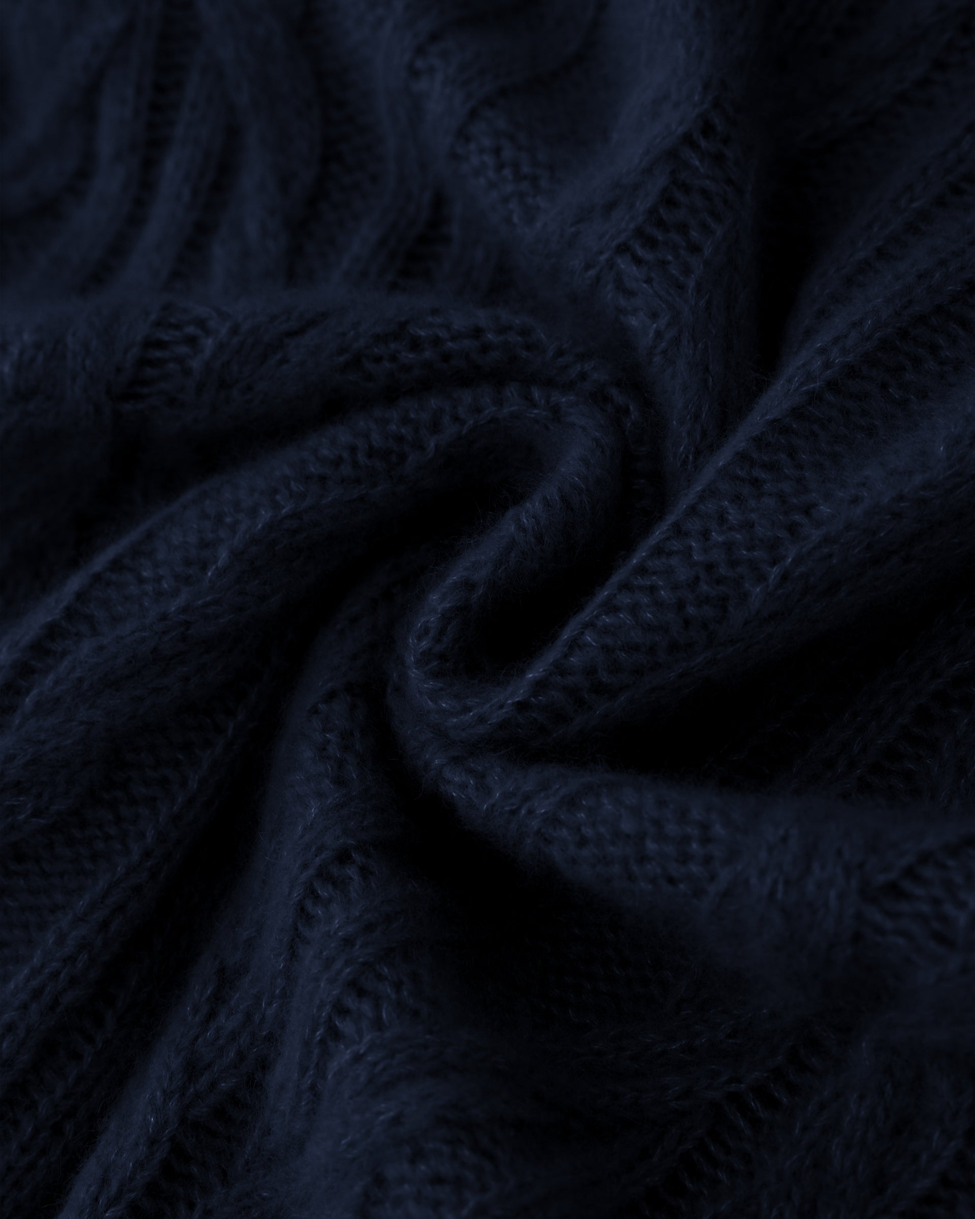 Damen Pullover aus 75 % Kaschmir und 25 % Seide in French Navy – Pullover mit Zopfmuster in mittelschwerer Strickqualität und figurbetonter A-Linien-Passform, schmalem, hohem Kragen in Rippstruktur mit Rollkante sowie langen, relaxten Ärmeln. Das Modell verbindet markante Strickdetails mit einer femininen, leicht ausgestellten Silhouette.