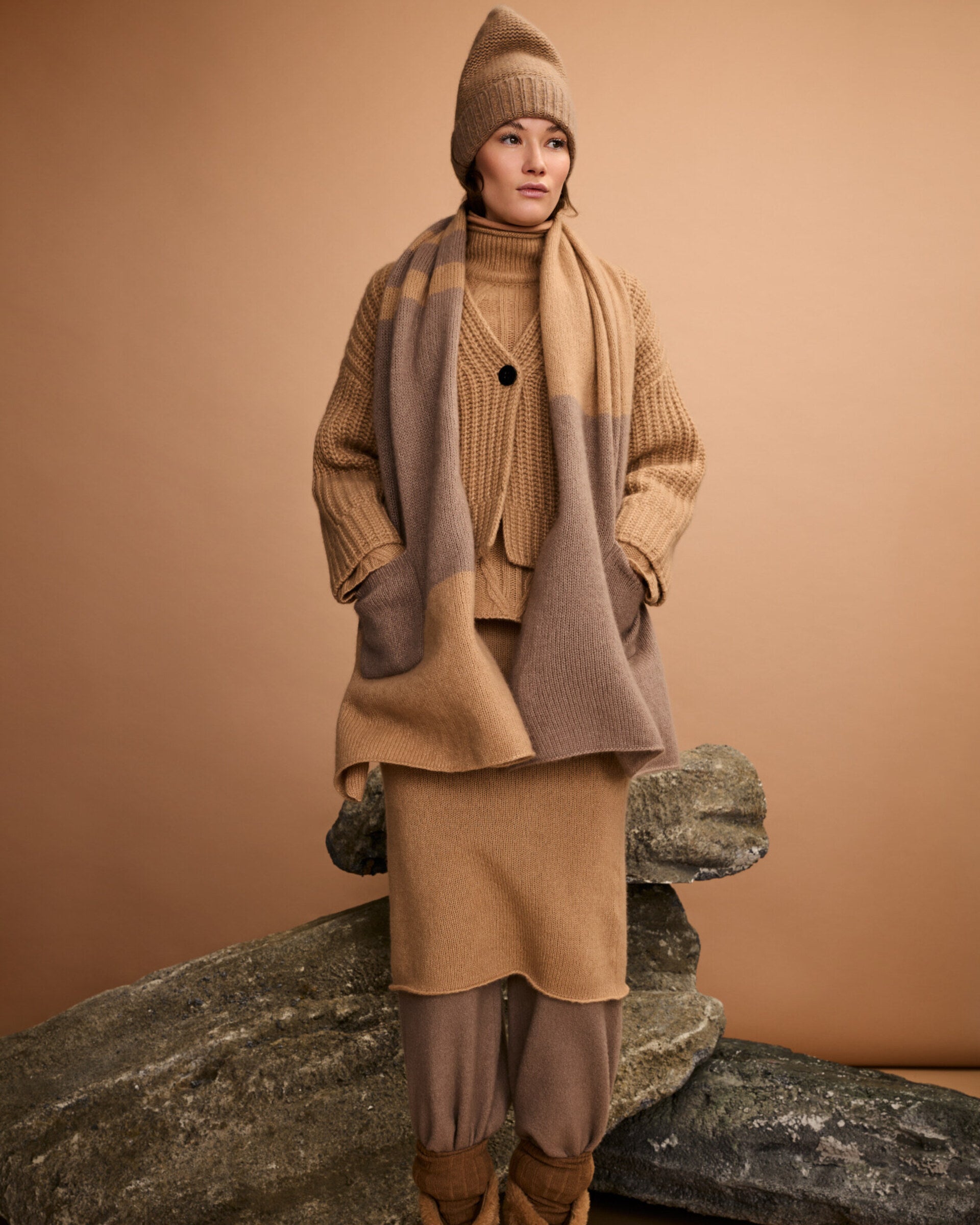 Damen Pullover aus 75 % Kaschmir und 25 % Seide in Warm Sand – Pullover mit Zopfmuster in mittelschwerer Strickqualität und figurbetonter A-Linien-Passform, schmalem, hohem Kragen in Rippstruktur mit Rollkante sowie langen, relaxten Ärmeln. Das Modell verbindet markante Strickdetails mit einer femininen, leicht ausgestellten Silhouette.