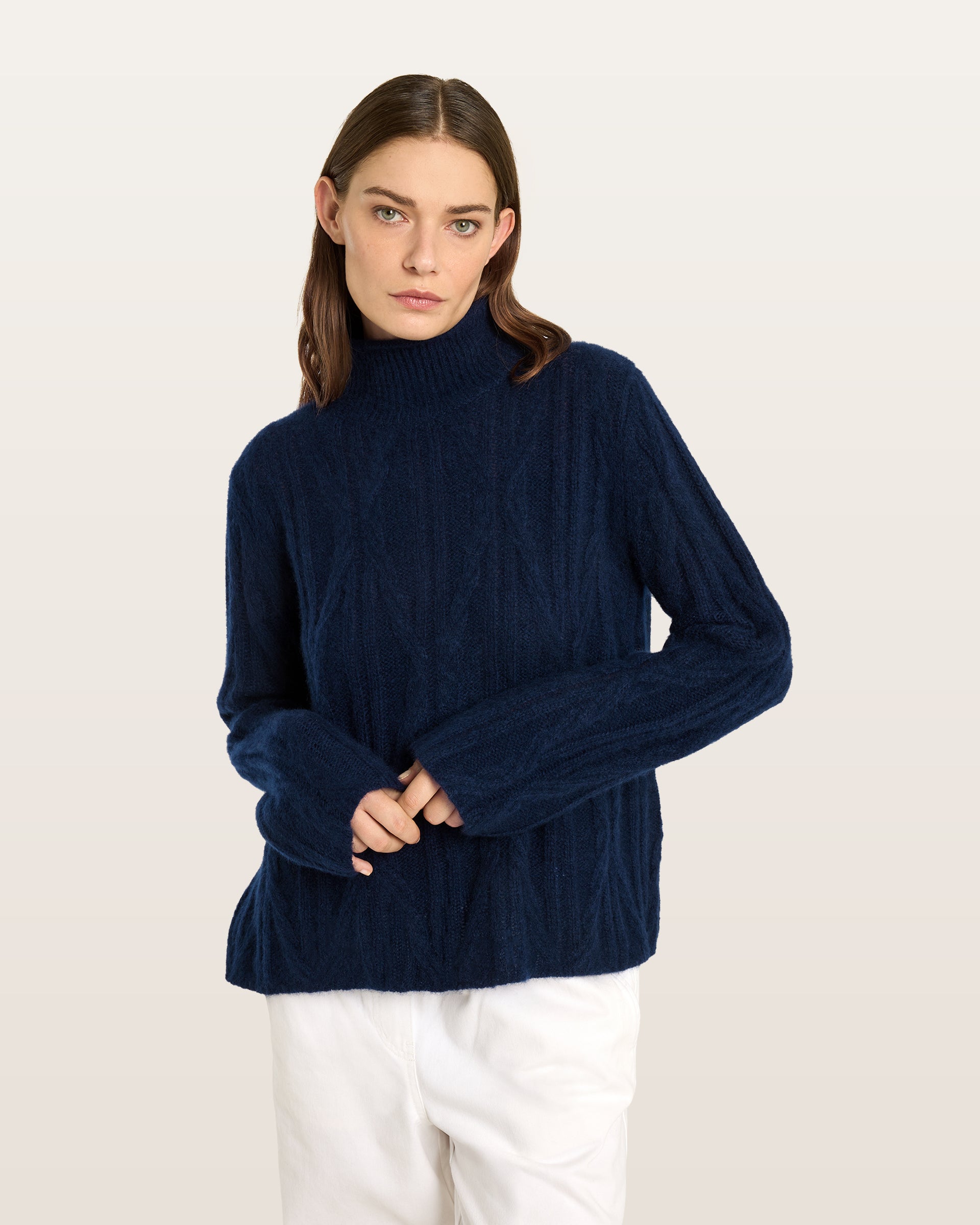 Damen Pullover aus 75 % Kaschmir und 25 % Seide in French Navy – Pullover mit Zopfmuster in mittelschwerer Strickqualität und figurbetonter A-Linien-Passform, schmalem, hohem Kragen in Rippstruktur mit Rollkante sowie langen, relaxten Ärmeln. Das Modell verbindet markante Strickdetails mit einer femininen, leicht ausgestellten Silhouette.