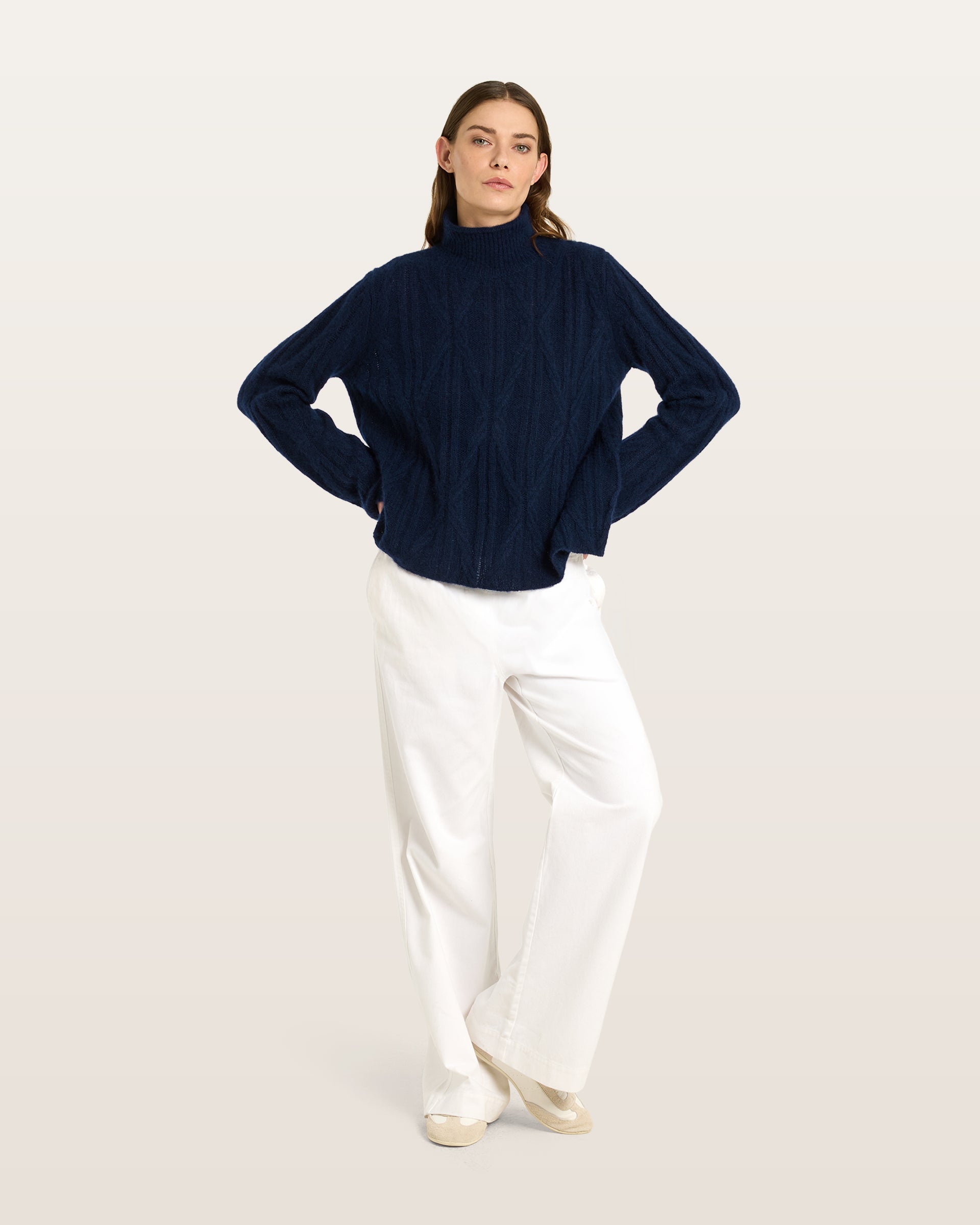 Damen Pullover aus 75 % Kaschmir und 25 % Seide in French Navy – Pullover mit Zopfmuster in mittelschwerer Strickqualität und figurbetonter A-Linien-Passform, schmalem, hohem Kragen in Rippstruktur mit Rollkante sowie langen, relaxten Ärmeln. Das Modell verbindet markante Strickdetails mit einer femininen, leicht ausgestellten Silhouette.