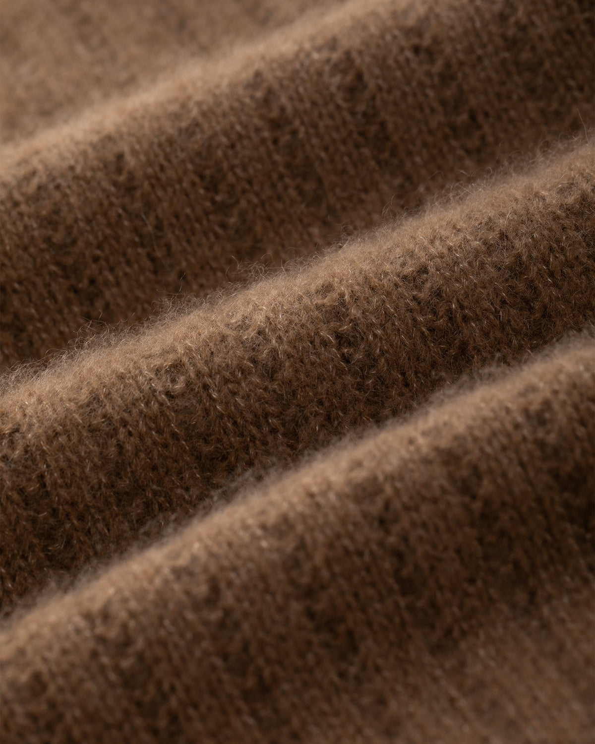 Damen Hose aus 75% Kaschmir, 25% Seide in Vintage Cocoa – Hose aus geripptem Strick mit elastischem Bund, zwei Eingrifftaschen und leicht ausgestelltem Bein.