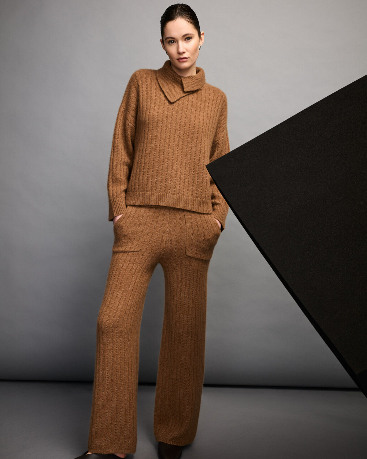 Damen Hose aus 75% Kaschmir, 25% Seide in Vintage Cocoa – Hose aus geripptem Strick mit elastischem Bund, zwei Eingrifftaschen und leicht ausgestelltem Bein.