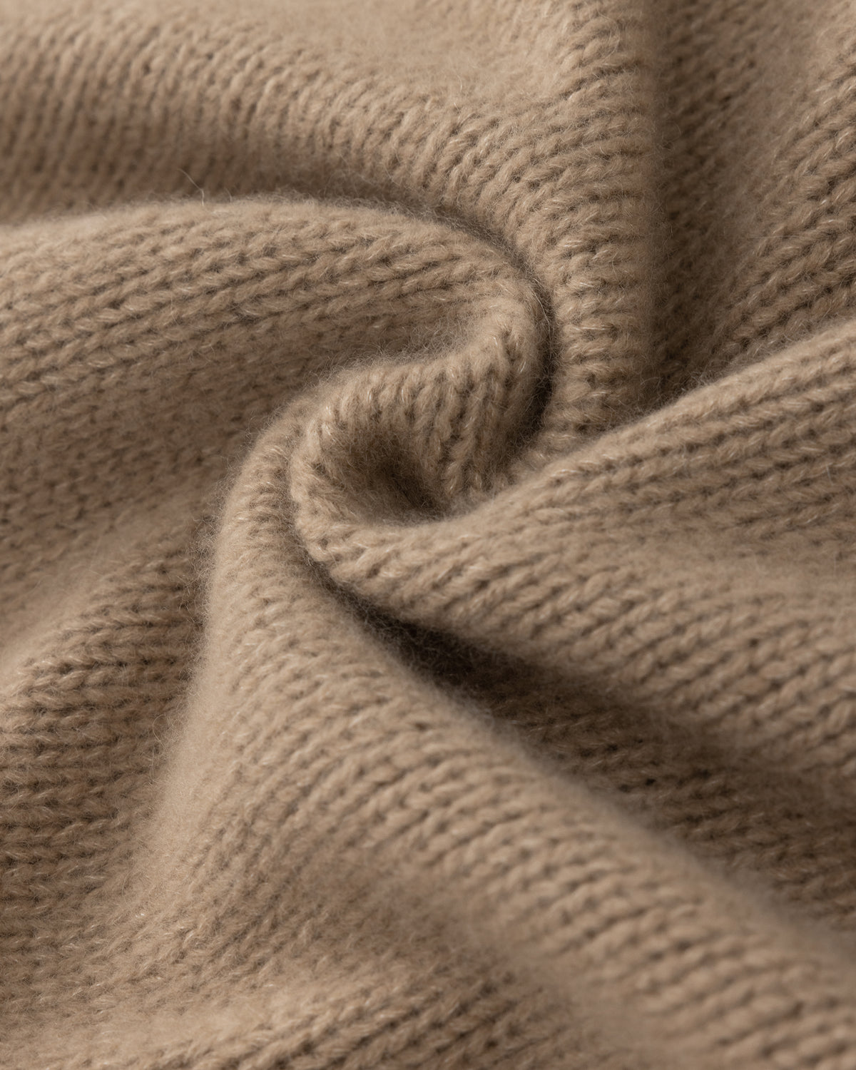 Damen Cardigan aus 75% Kaschmir, 25% Seide in Warm Sand – Cardigan mit Zopfmuster an den Ärmeln, Rundhalsausschnitt, verdeckter Knopfleiste sowie Ärmelbündchen und Saum in Rippstruktur.