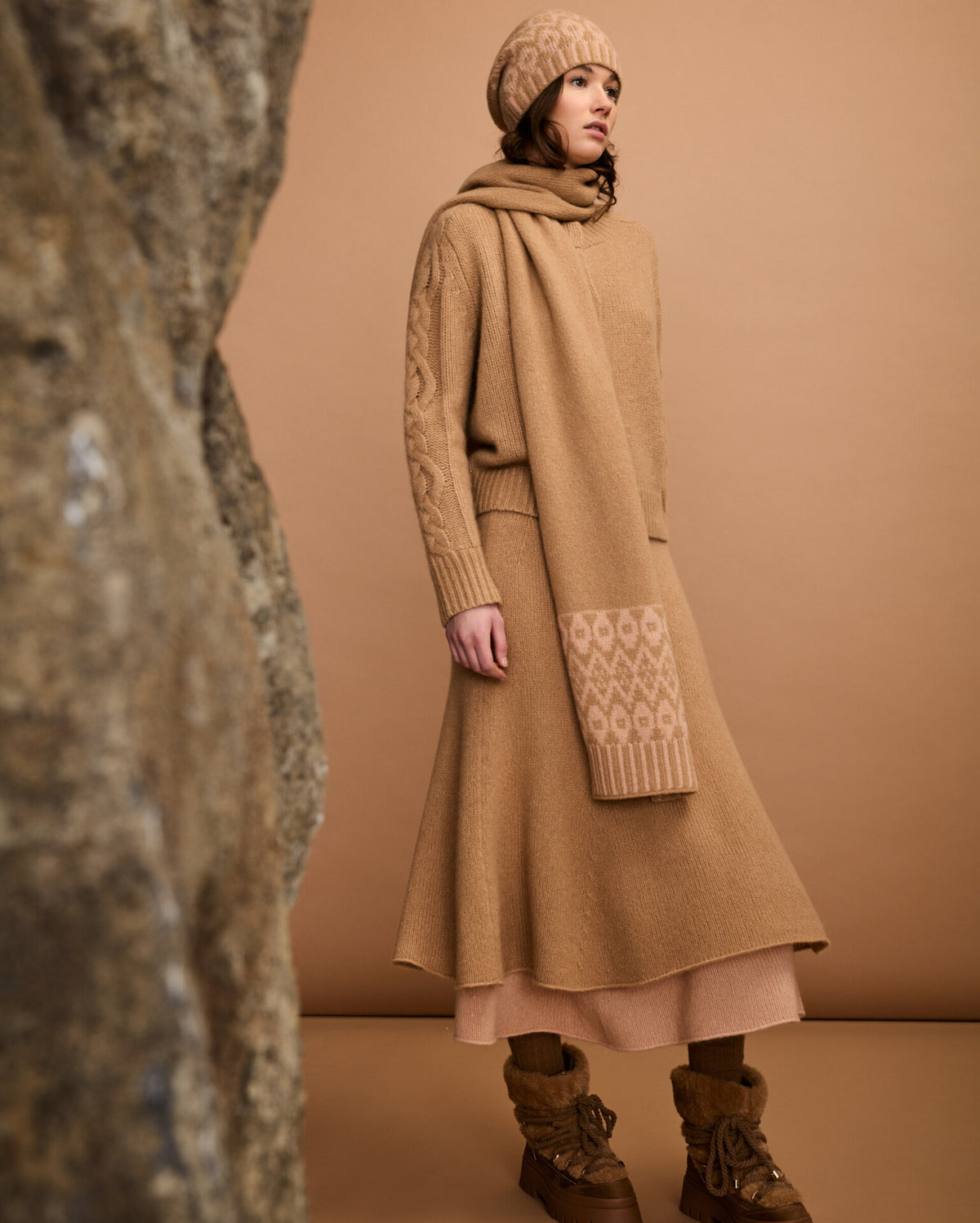Damen Cardigan aus 75% Kaschmir, 25% Seide in Warm Sand – Cardigan mit Zopfmuster an den Ärmeln, Rundhalsausschnitt, verdeckter Knopfleiste sowie Ärmelbündchen und Saum in Rippstruktur.