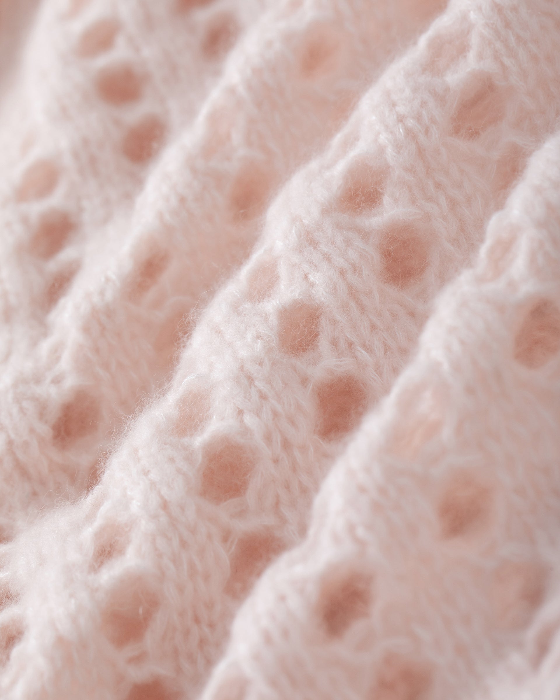 Damen Cardigan in cherry blossom (rosa) aus Kaschmir-Seide – grob gestrickt mit Lochmuster, oversized Passform und langen, weiten Ärmeln