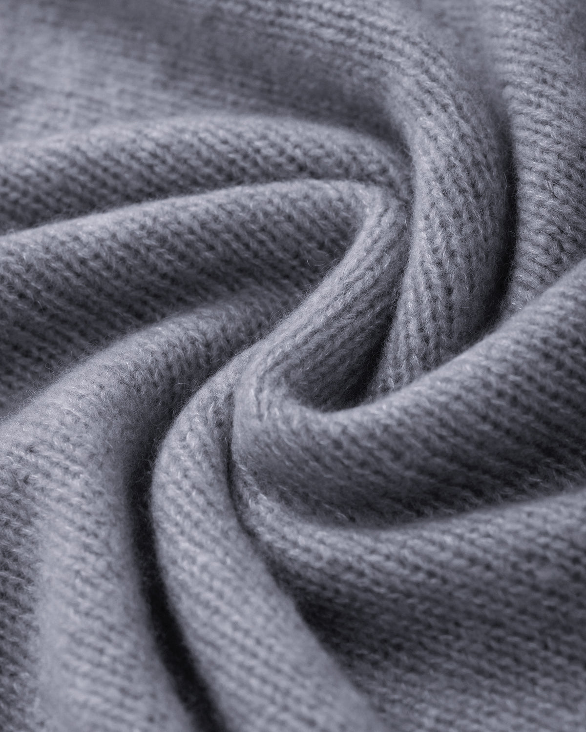 Damen Pullover aus 75 % Kaschmir und 25 % Seide in Blue Mirage – glatt gestrickter Pullover in mittelschwerer Qualität mit lockerer Passform, Rundhalsausschnitt mit Kragen in Rippstruktur, Sattelschulter sowie langen Ärmeln. Ärmelbündchen, Saum und Seiten sind in Rippstruktur gearbeitet. Das verlängerte Rückenteil und die Schlitze an den Seitennähten verleihen dem Modell eine moderne, lässige Silhouette