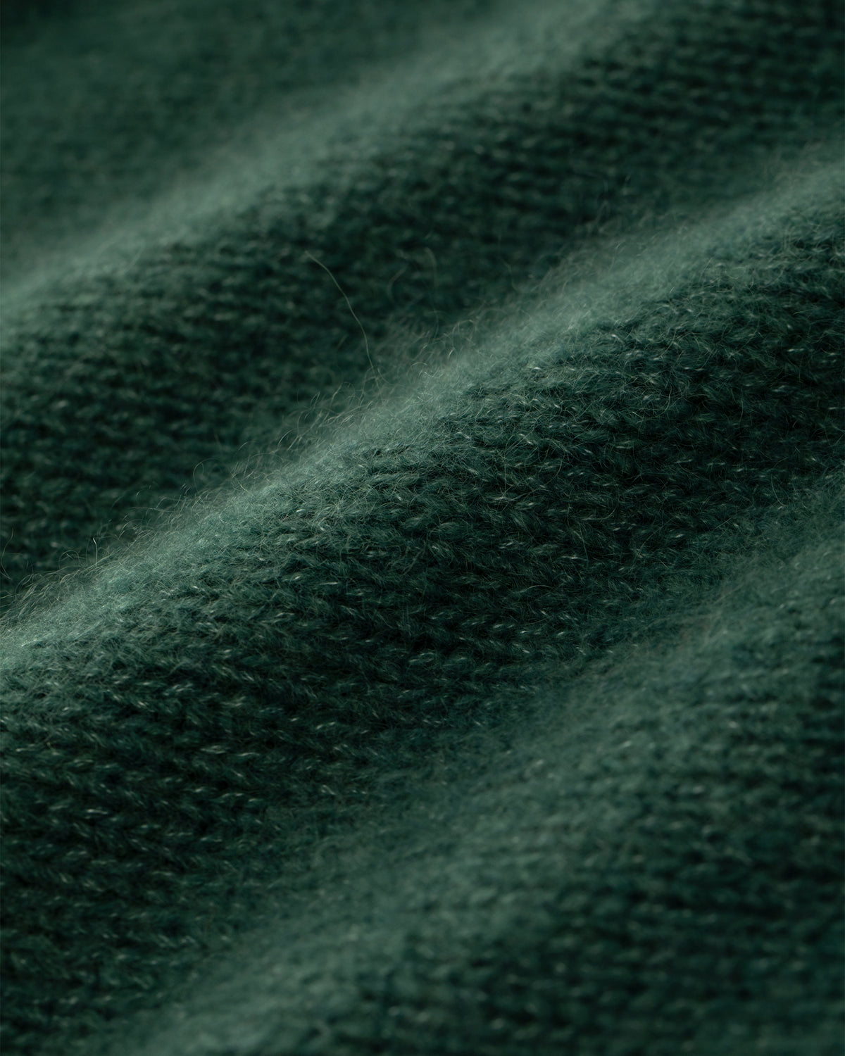 Damen Pullover aus 75 % Kaschmir und 25 % Seide in Emerald – glatt gestrickter Pullover in mittelschwerer Qualität mit lockerer Passform, Rundhalsausschnitt mit Kragen in Rippstruktur, Sattelschulter sowie langen Ärmeln. Ärmelbündchen, Saum und Seiten sind in Rippstruktur gearbeitet. Das verlängerte Rückenteil und die Schlitze an den Seitennähten verleihen dem Modell eine moderne, lässige Silhouette.