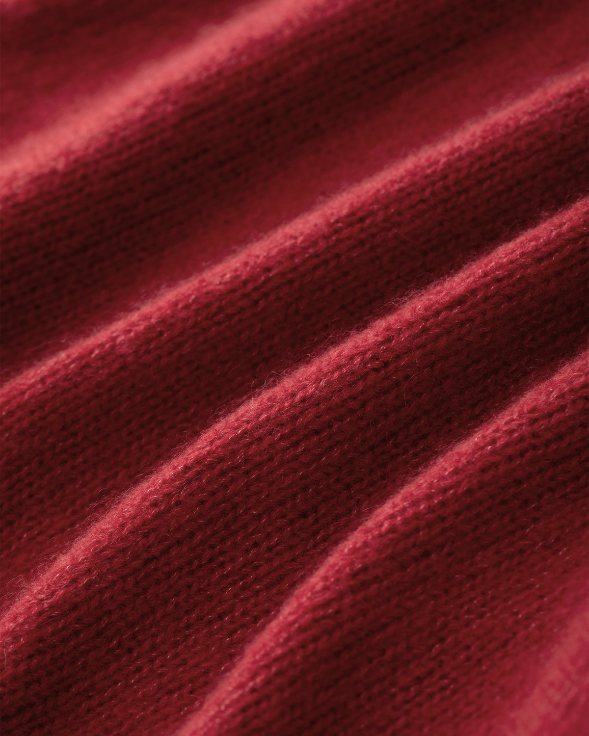Damen Pullover aus 75 % Kaschmir und 25 % Seide in Royal Garnet – glatt gestrickter Pullover in mittelschwerer Qualität mit lockerer Passform, Rundhalsausschnitt mit Kragen in Rippstruktur, Sattelschulter sowie langen Ärmeln. Ärmelbündchen, Saum und Seiten sind in Rippstruktur gearbeitet. Das verlängerte Rückenteil und die Schlitze an den Seitennähten verleihen dem Modell eine moderne, lässige Silhouette.