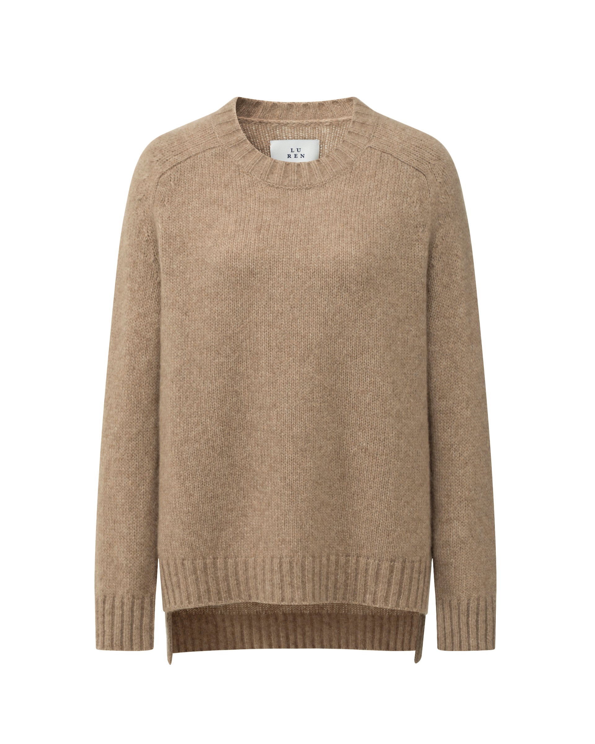 Damen Pullover aus 75 % Kaschmir und 25 % Seide in Warm Sand – glatt gestrickter Pullover in mittelschwerer Qualität mit lockerer Passform, Rundhalsausschnitt mit Kragen in Rippstruktur, Sattelschulter sowie langen Ärmeln. Ärmelbündchen, Saum und Seiten sind in Rippstruktur gearbeitet. Das verlängerte Rückenteil und die Schlitze an den Seitennähten verleihen dem Modell eine moderne, lässige Silhouette.