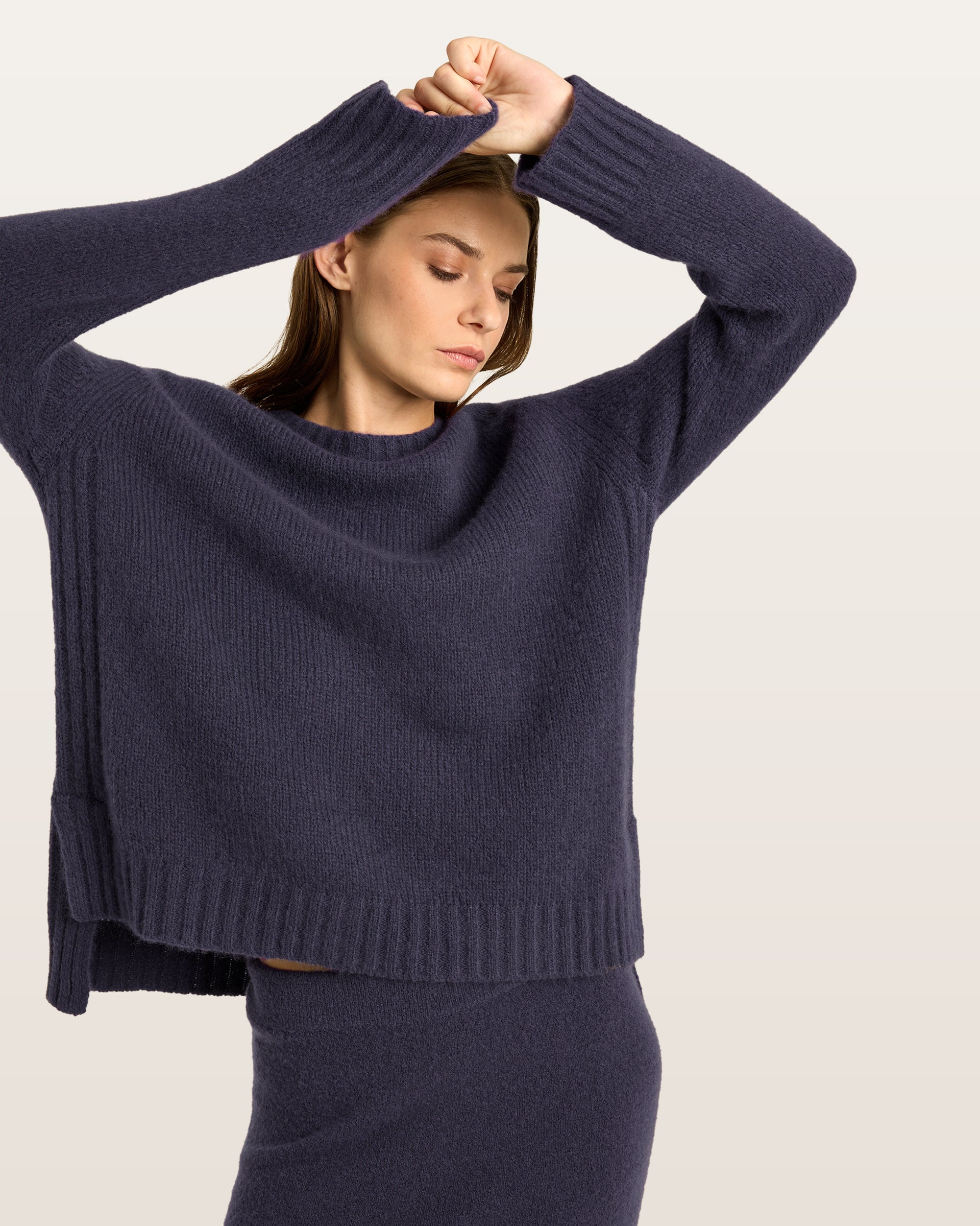 Damen Pullover aus 75 % Kaschmir und 25 % Seide in Graphit Grey – glatt gestrickter Pullover in mittelschwerer Qualität mit lockerer Passform, Rundhalsausschnitt mit Kragen in Rippstruktur, Sattelschulter sowie langen Ärmeln. Ärmelbündchen, Saum und Seiten sind in Rippstruktur gearbeitet. Das verlängerte Rückenteil und die Schlitze an den Seitennähten verleihen dem Modell eine moderne, lässige Silhouette.