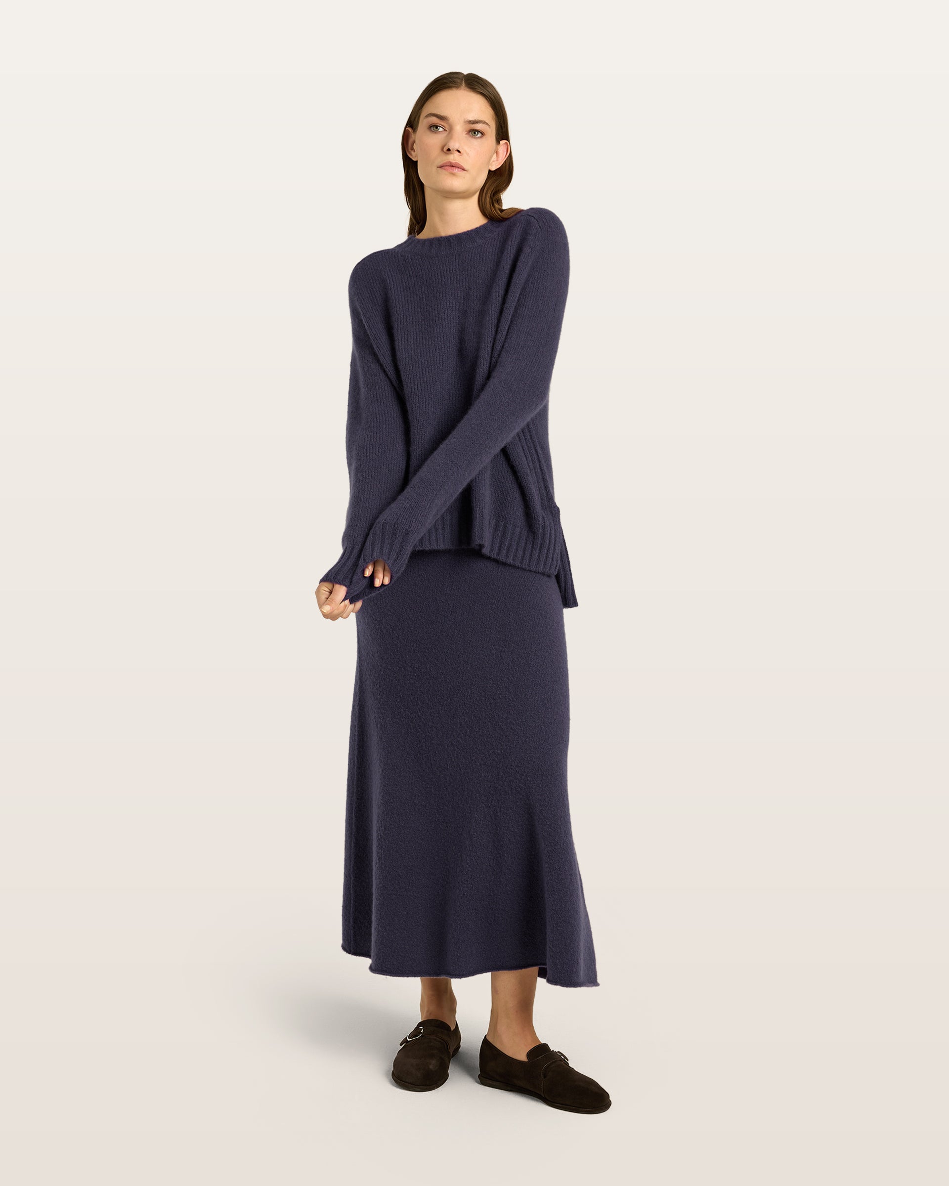 Damen Pullover aus 75 % Kaschmir und 25 % Seide in Graphit Grey – glatt gestrickter Pullover in mittelschwerer Qualität mit lockerer Passform, Rundhalsausschnitt mit Kragen in Rippstruktur, Sattelschulter sowie langen Ärmeln. Ärmelbündchen, Saum und Seiten sind in Rippstruktur gearbeitet. Das verlängerte Rückenteil und die Schlitze an den Seitennähten verleihen dem Modell eine moderne, lässige Silhouette.